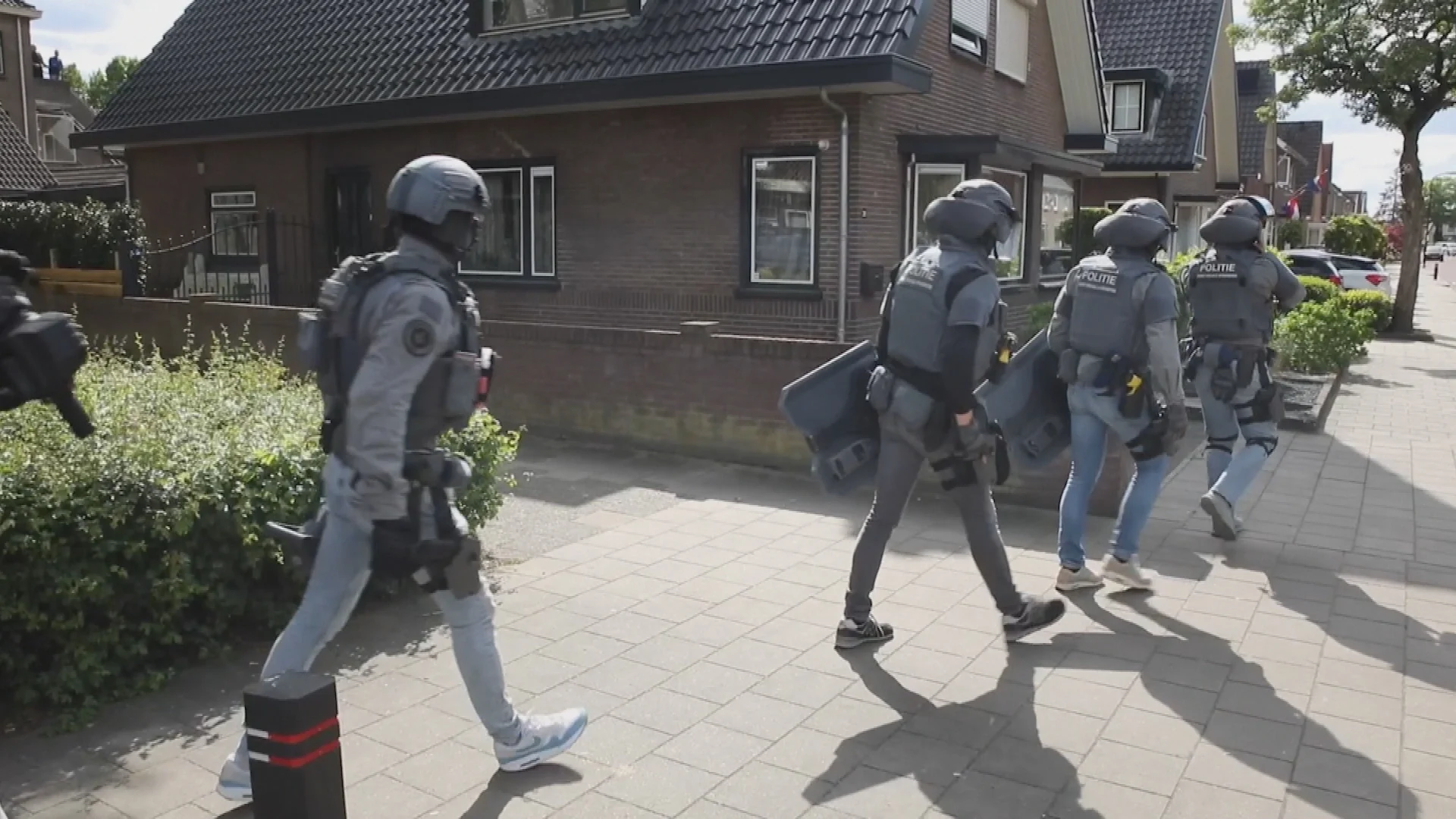 Arrestatieteam in actie na vermoedelijke gijzeling, slachtoffer wist te ontsnappen