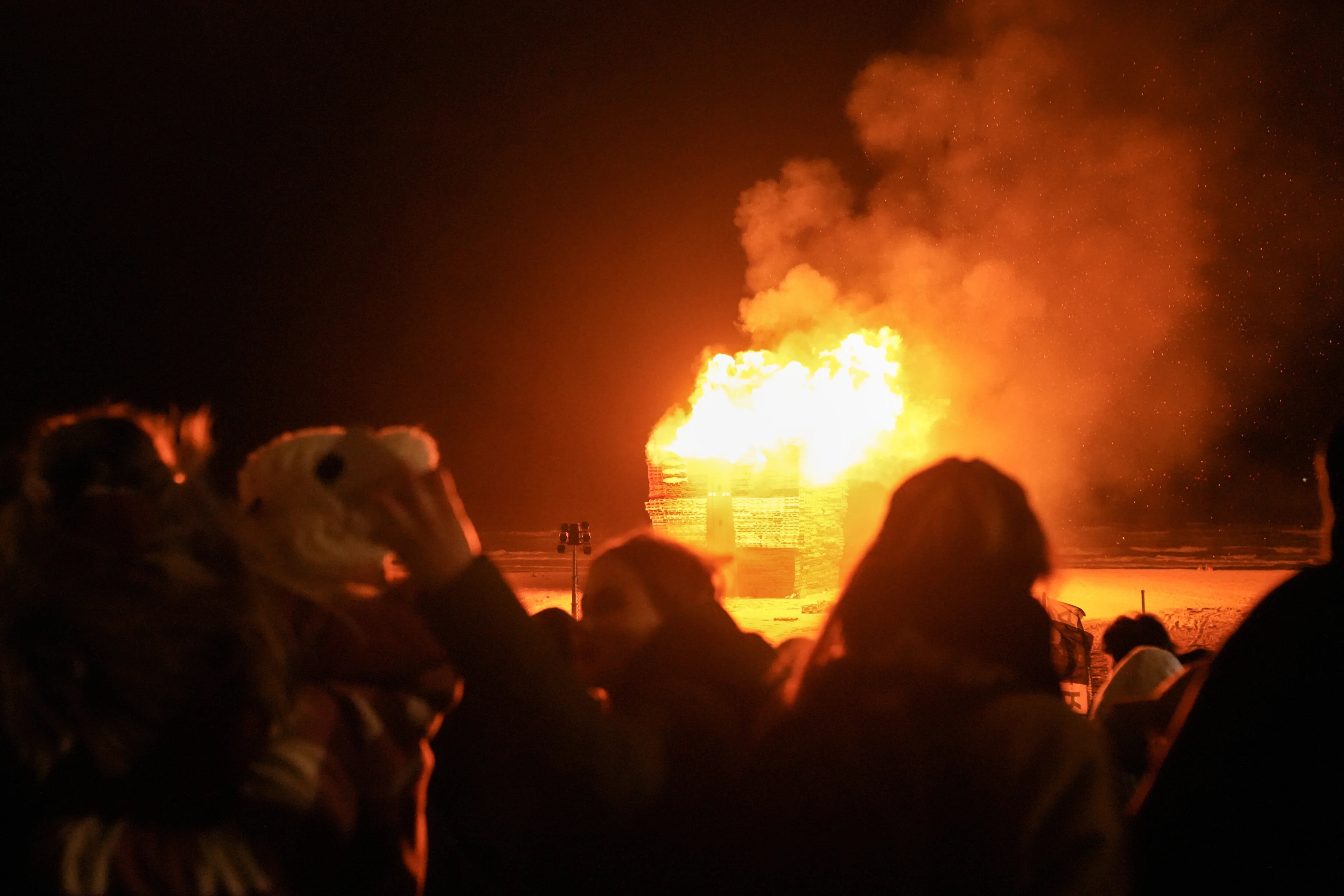 Fik erin vóór twaalf: duizenden kijken naar vreugdevuur Scheveningen