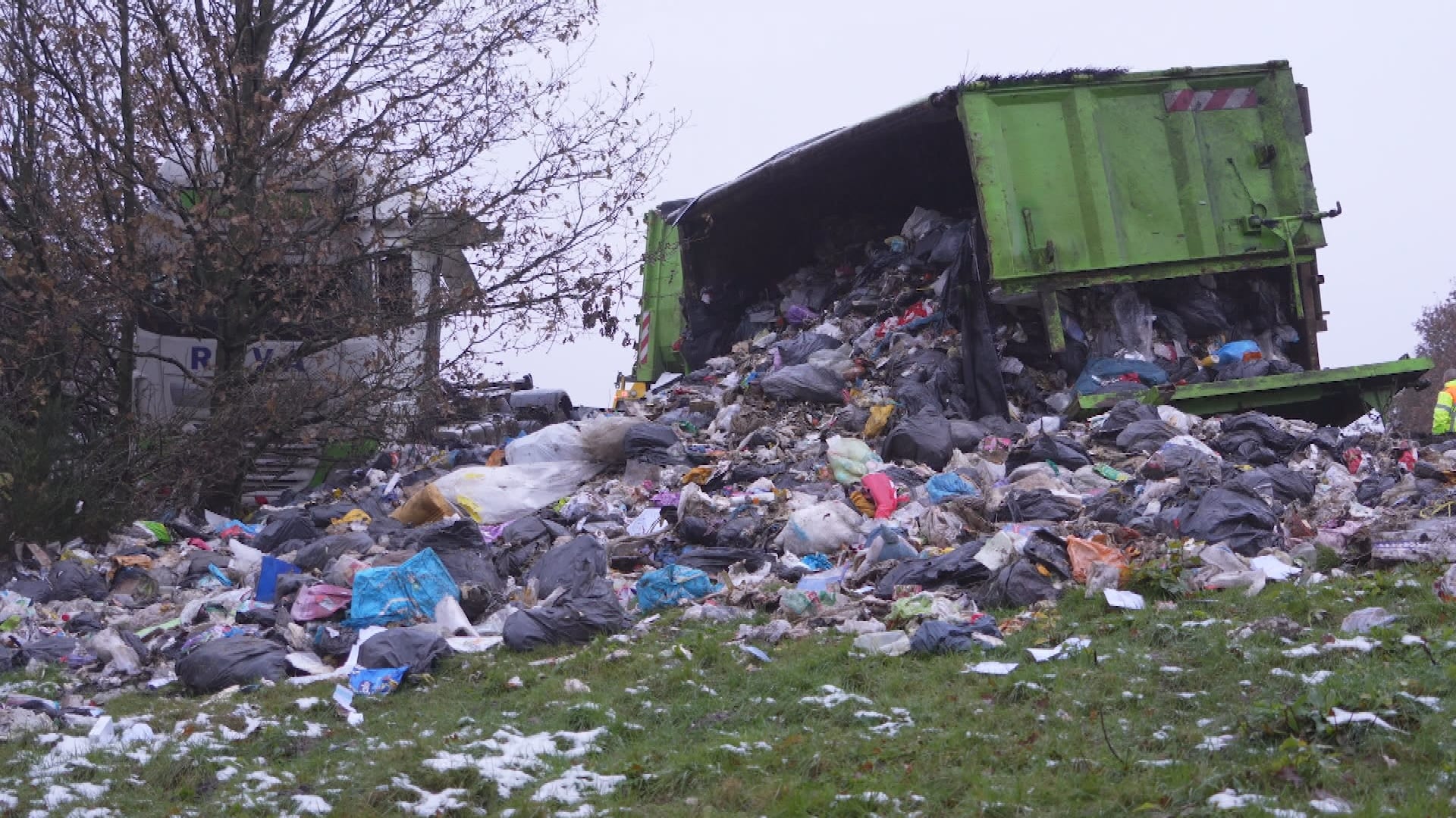 Vrachtwagen vol met afval gekanteld bij Hoogeveen, A28 bezaaid met troep