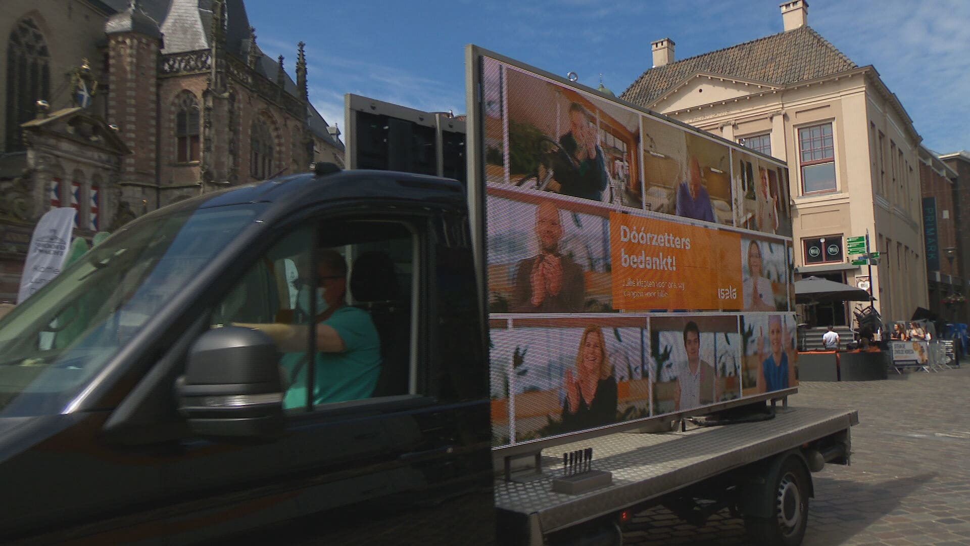 Ziekenhuispersoneel bedankt Nederlanders voor steun in speciale 'applausbus'