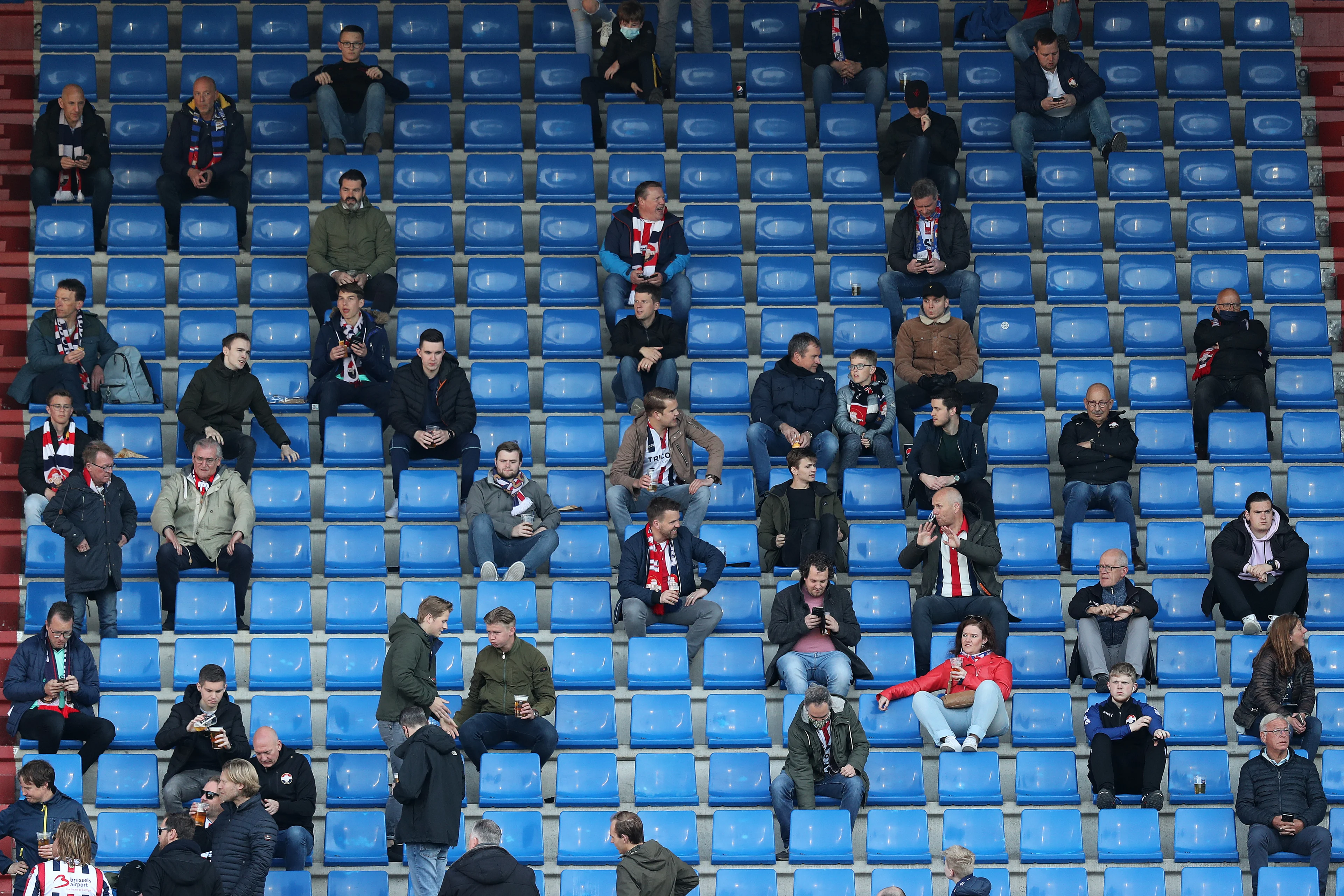 Geen voetbalfans welkom bij laatste wedstrijden, betaald voetbal zwaar teleurgesteld
