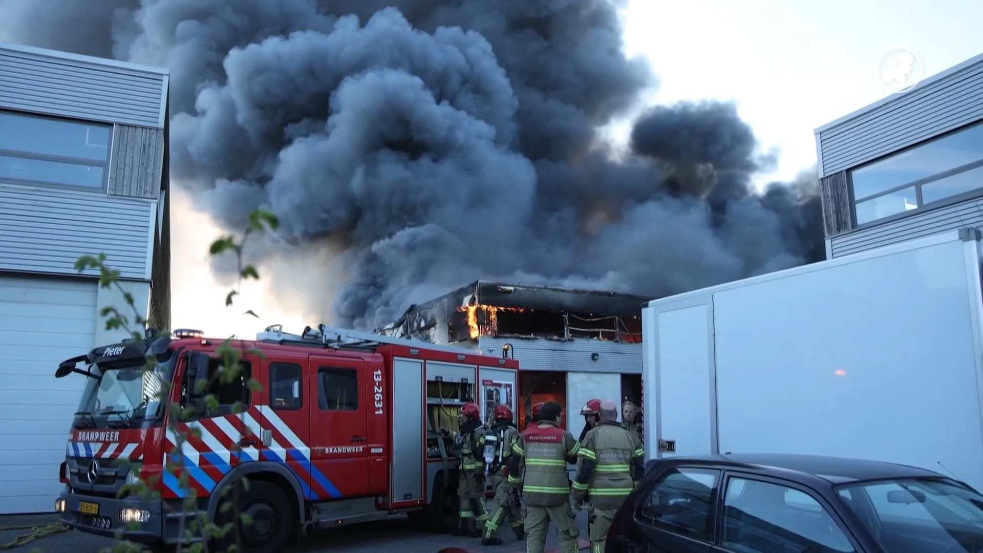 Grote brand in Amsterdam, rook in wijde omgeving te zien