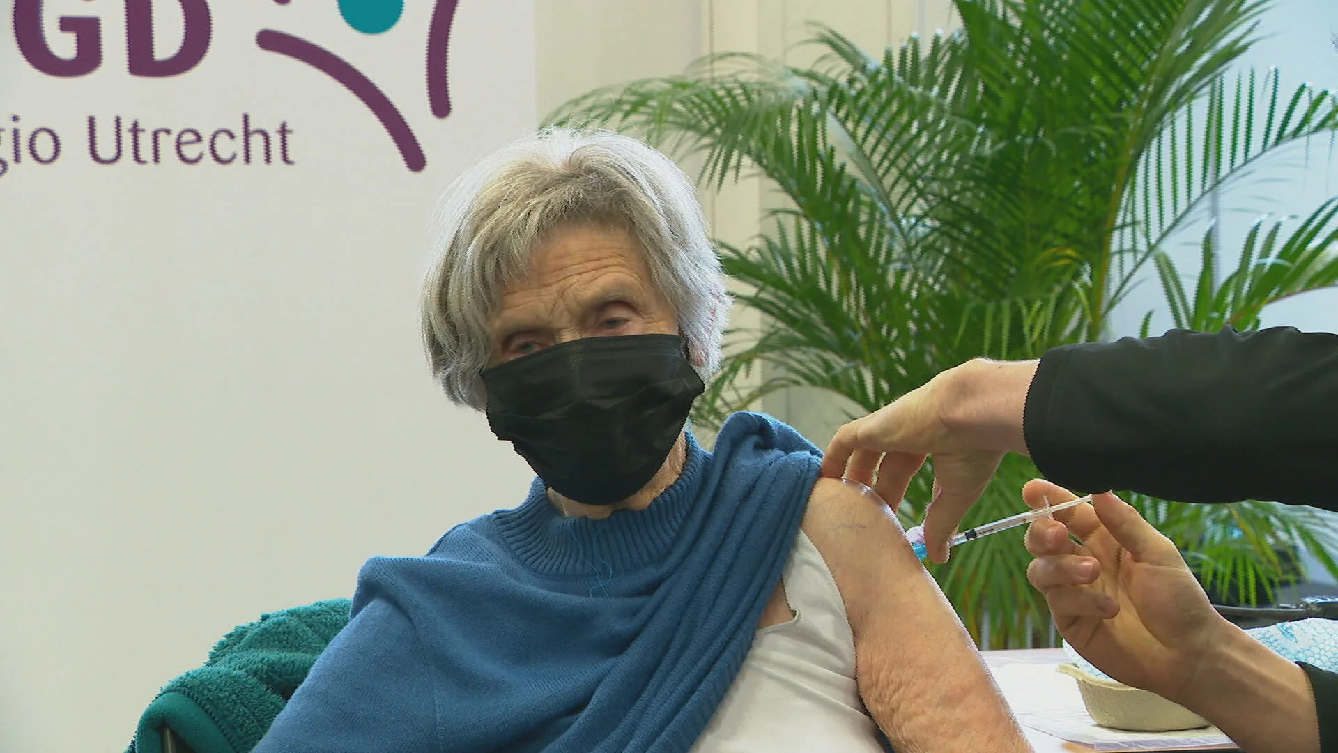 Ook 97-jarige Joke moet eraan geloven en krijgt vaccinatie