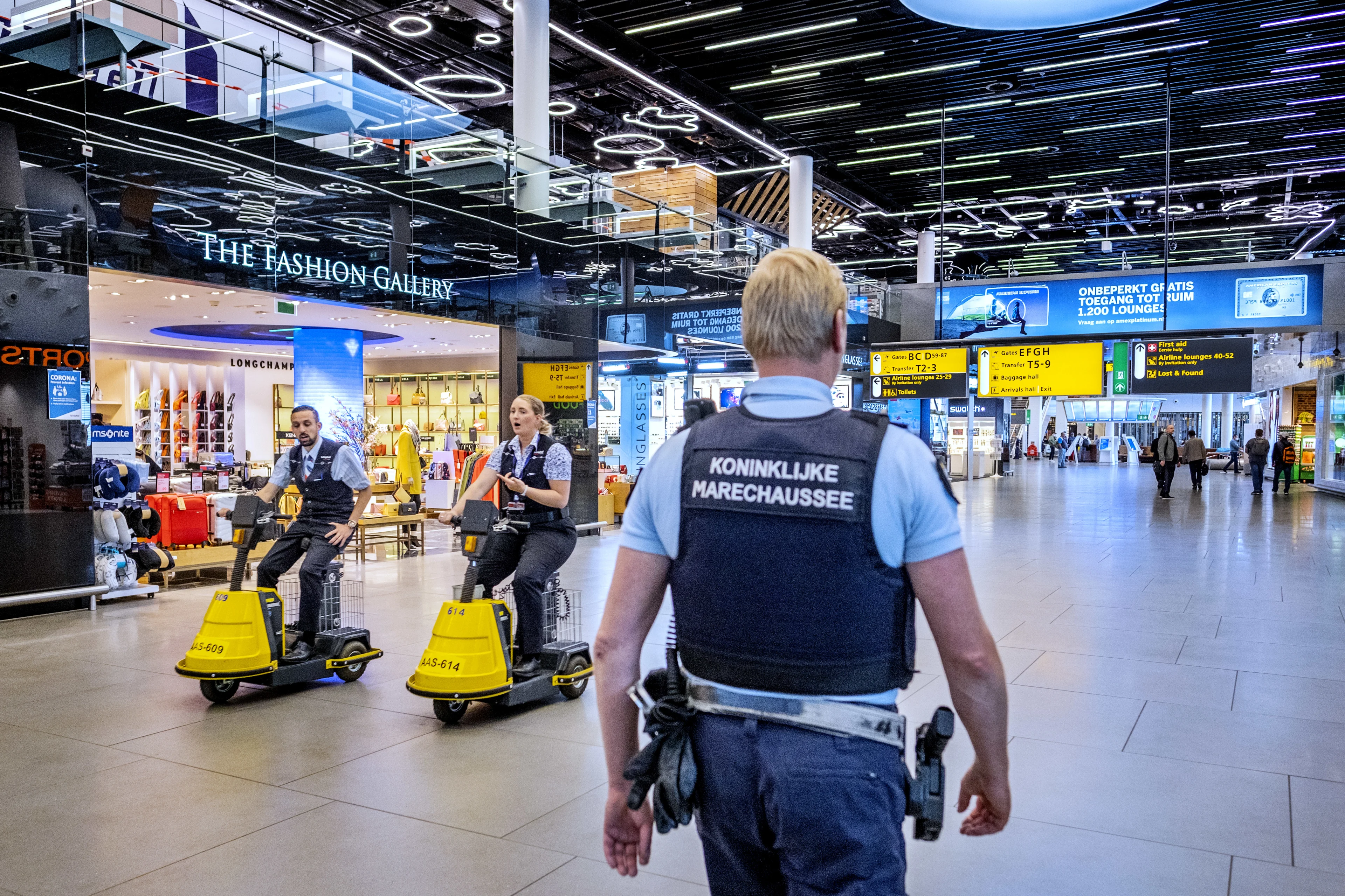 Marechaussee pakt man op na mishandeling boa op Schiphol