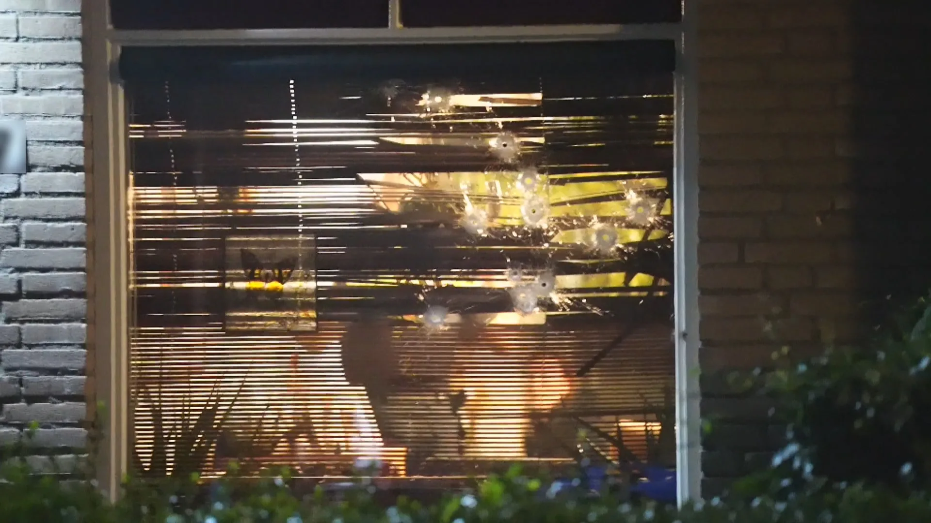 Woning beschoten in Rotterdam, bewoner raakt gewond