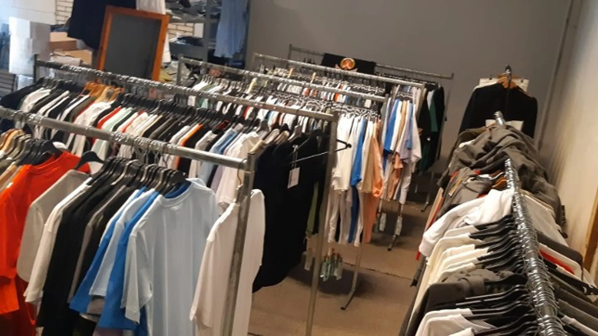 Complete 'winkel' met nepmerkkleding aangetroffen in Hilversumse garagebox