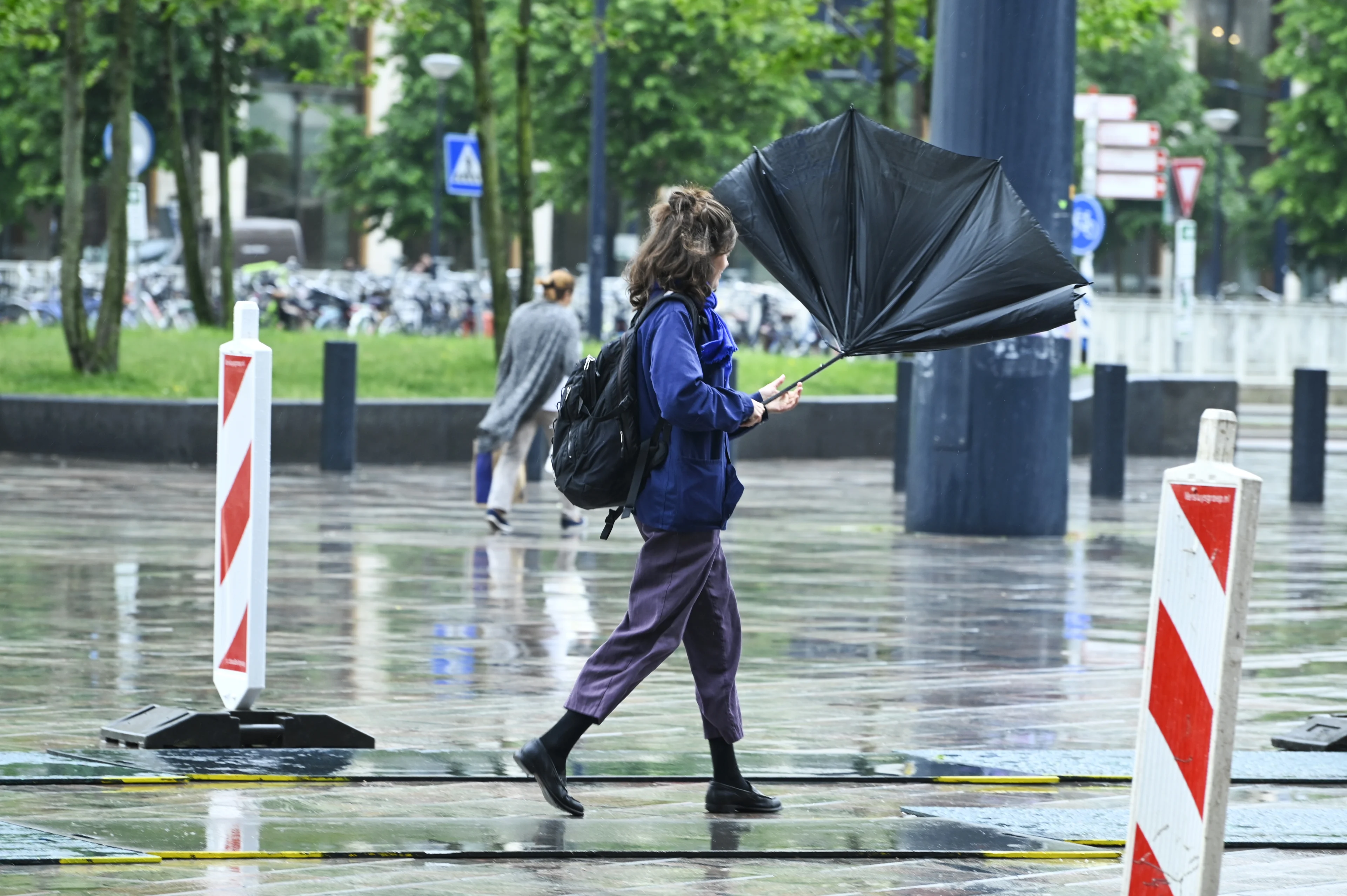 Het blijft maar regenen, maar waar komt dit natte weer vandaan?