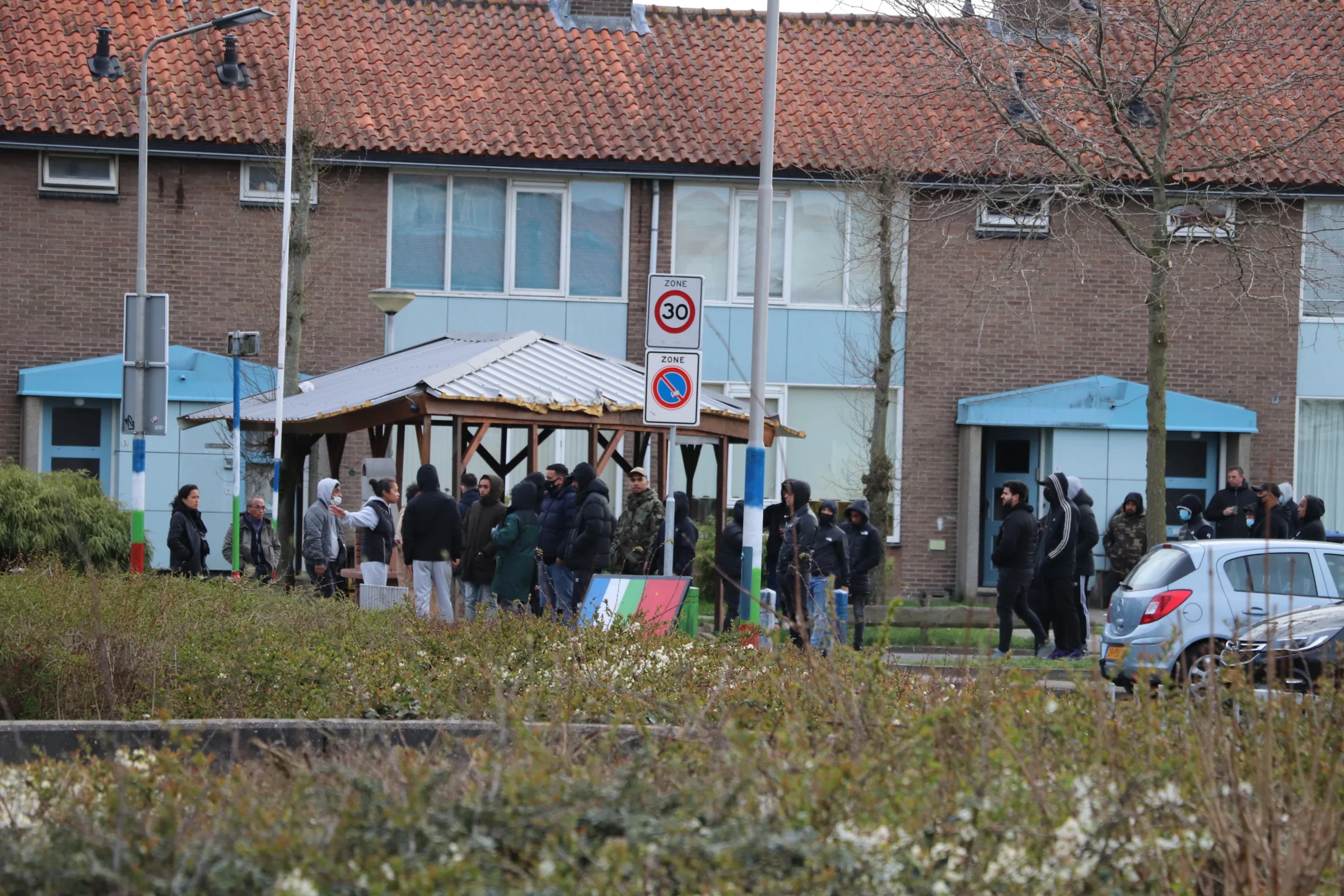Groep jongeren bekogelt politie in Leerdam en negeert coronamaatregelen 
