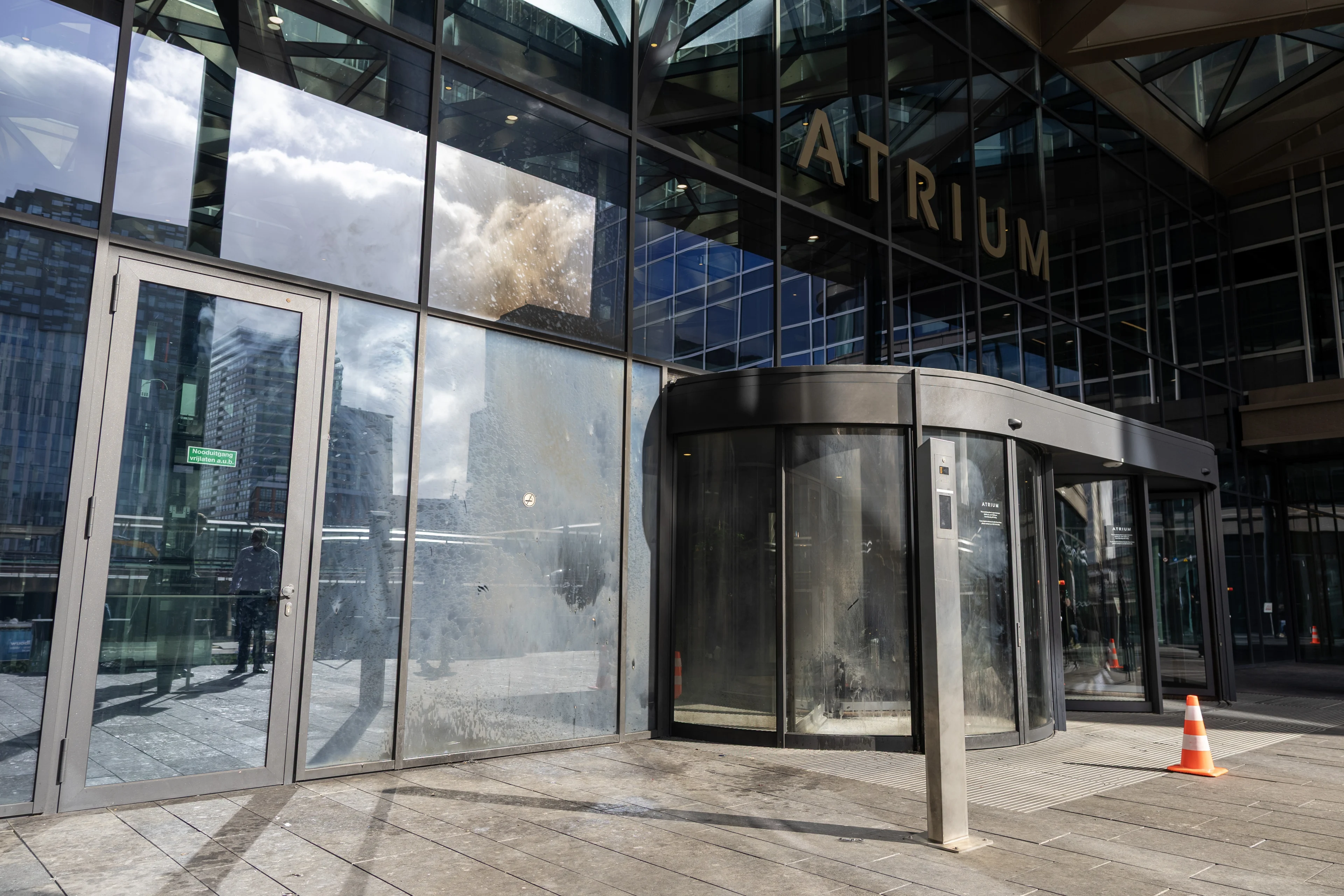 Politie zoekt fatbike-duo na explosie bij kantoorpand Zuidas