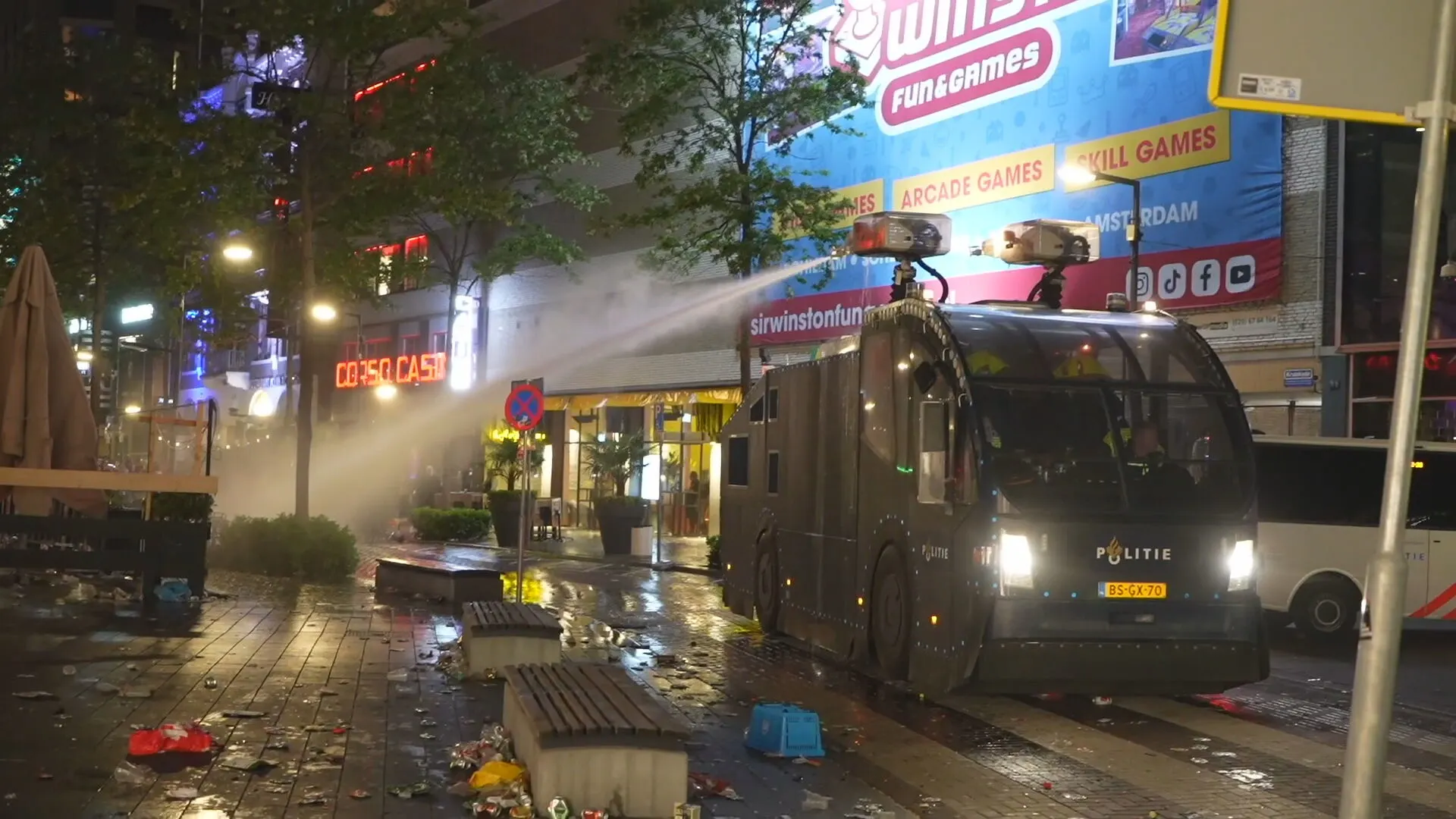 Rellen in Rotterdam na verloren finale: 72 aanhoudingen en twee agenten gewond