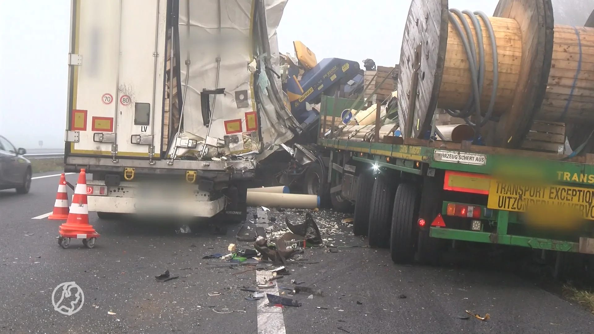 Zwaar ongeluk met vrachtwagens op A58, chauffeur naar ziekenhuis gebracht