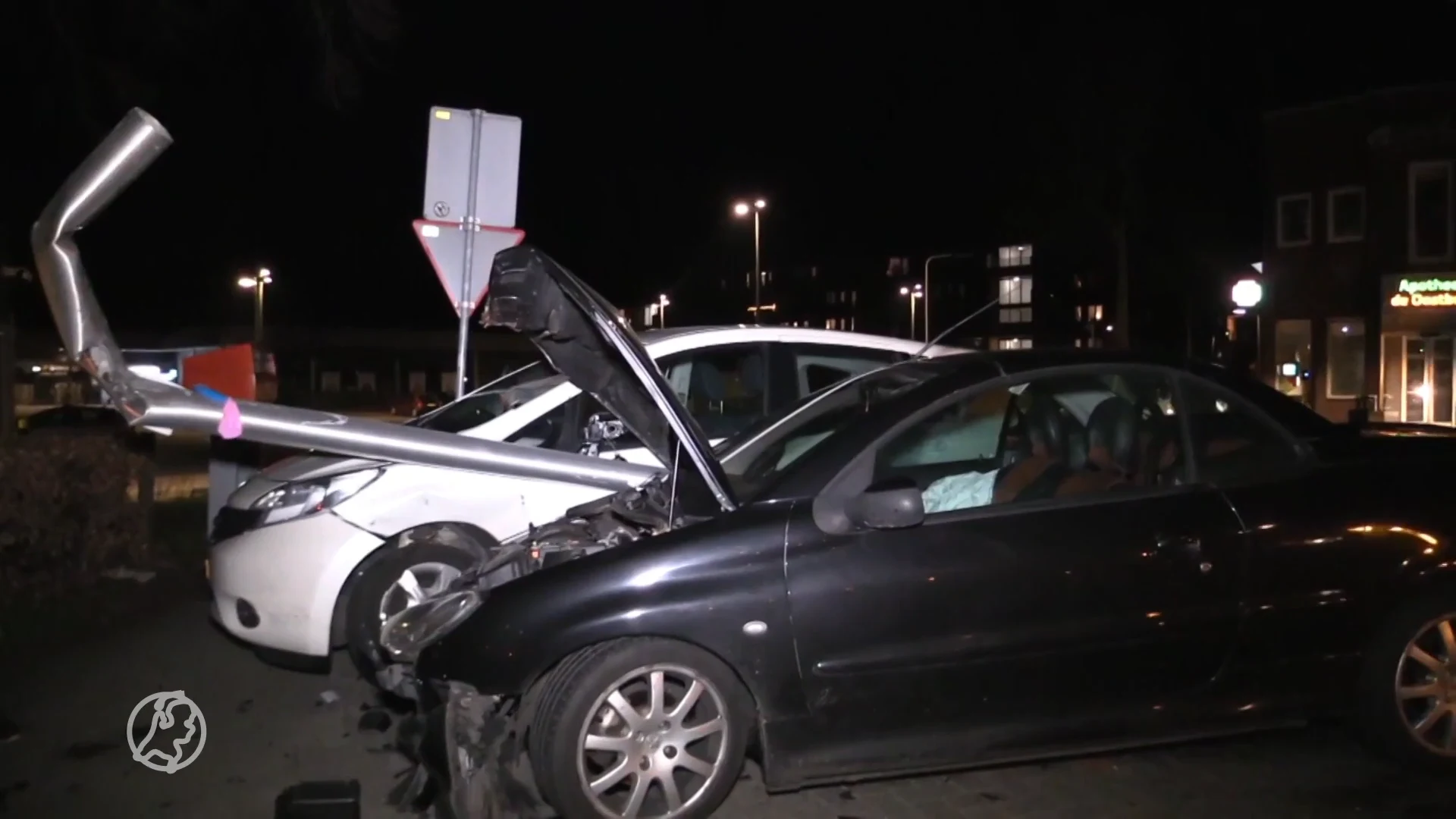 Scheurende automobilist knalt tegen auto's en sleurt lantaarnpaal door woonwijk