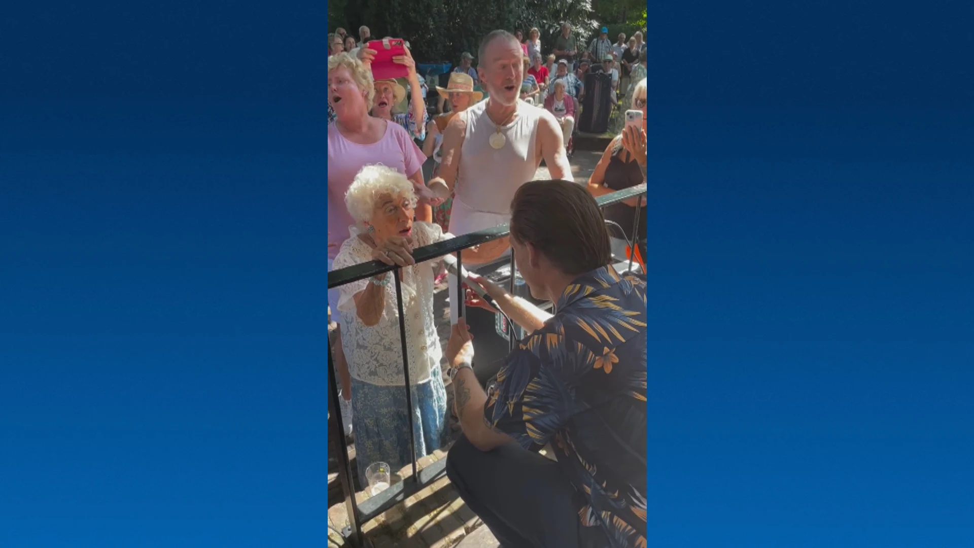 91-jarige gaat viraal, steelt show met Elvis-hit bij zomerconcert Gouda