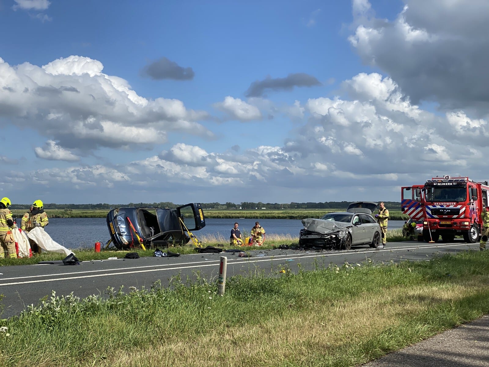 Drie gewonden bij ongeluk tussen auto's en een fietser in Nijkerk
