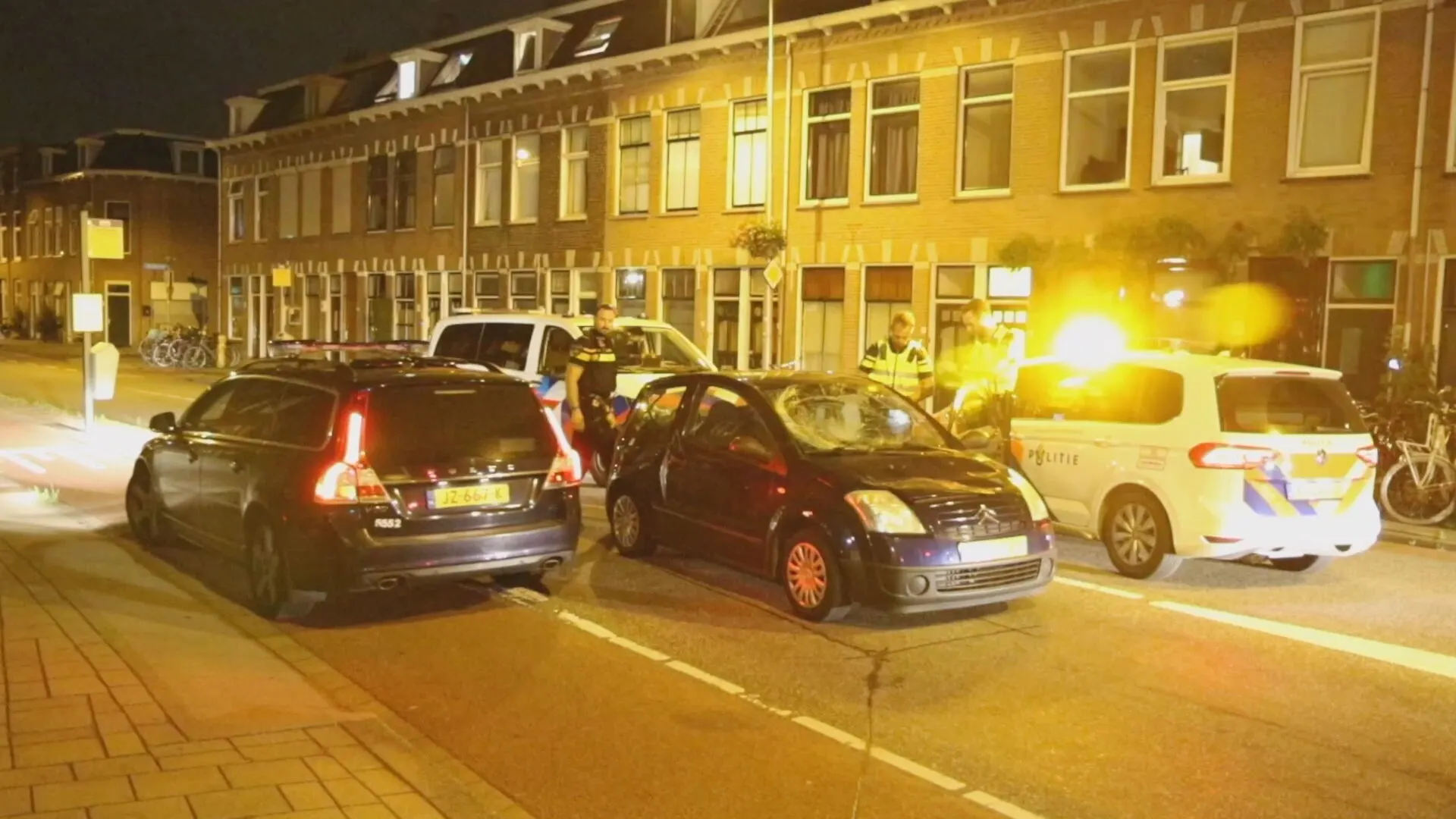 Man rijdt met auto in op mensen in Delft