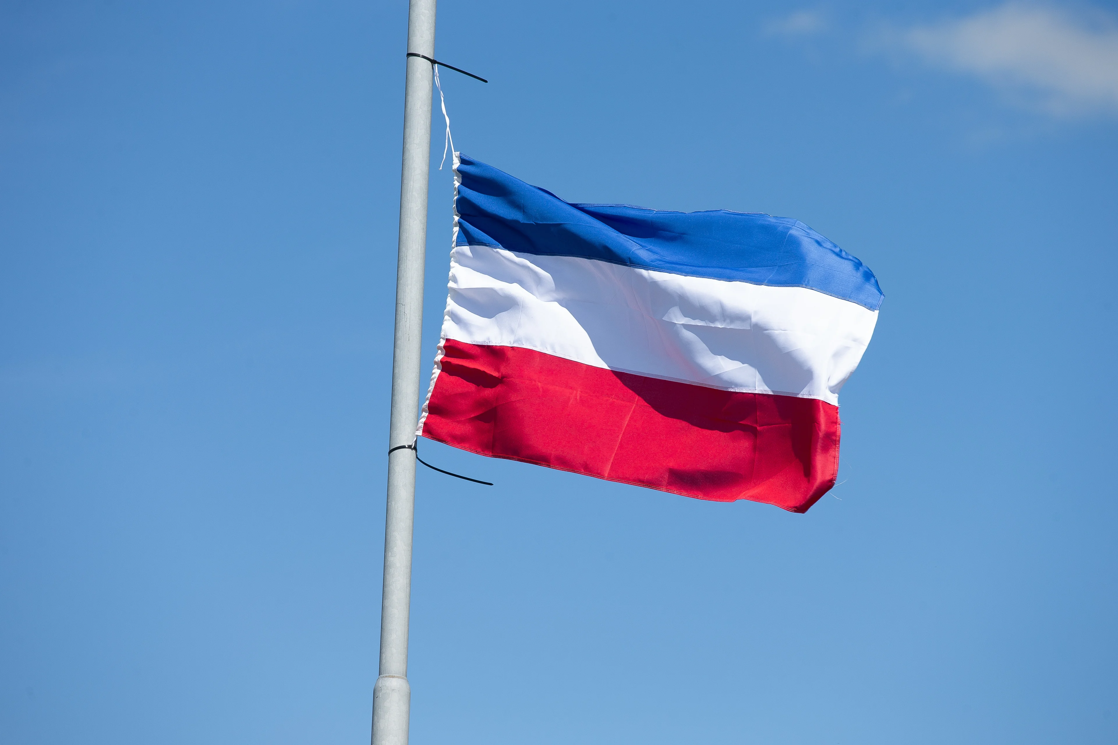 Rijkswaterstaat worstelt met weggehaalde vlaggen die worden teruggehangen