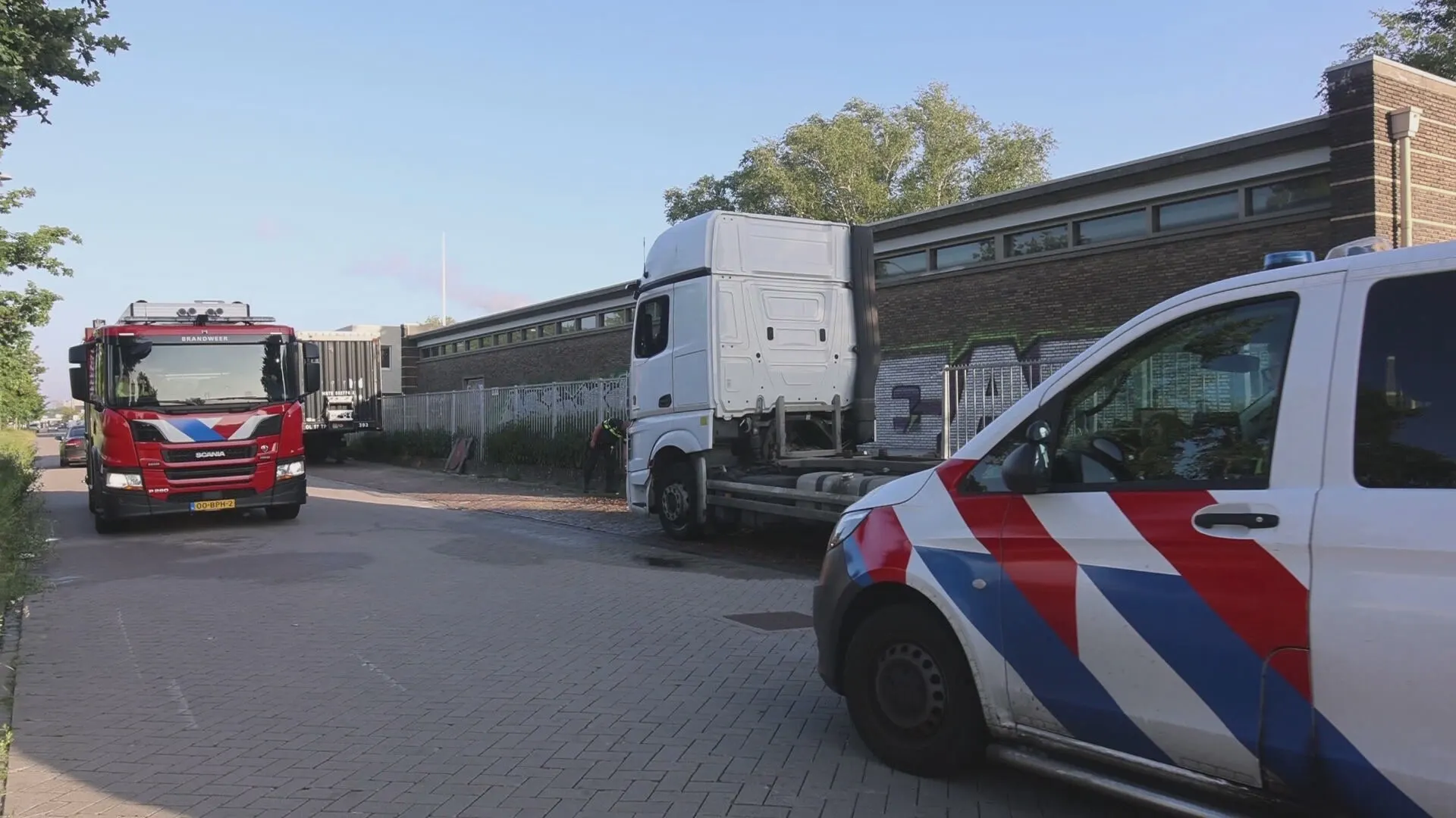 Vrachtwagenchauffeur dood in cabine gevonden, lag er mogelijk al enige tijd