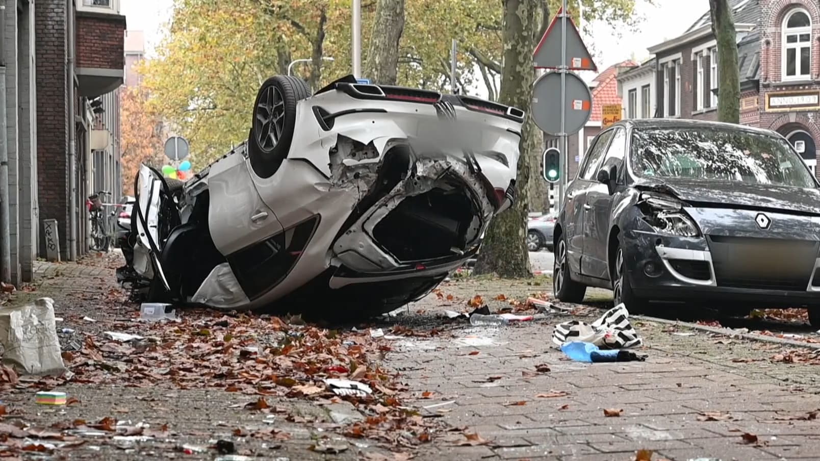 Wilde achtervolging door Tilburg eindigt in totale chaos en auto op de kop