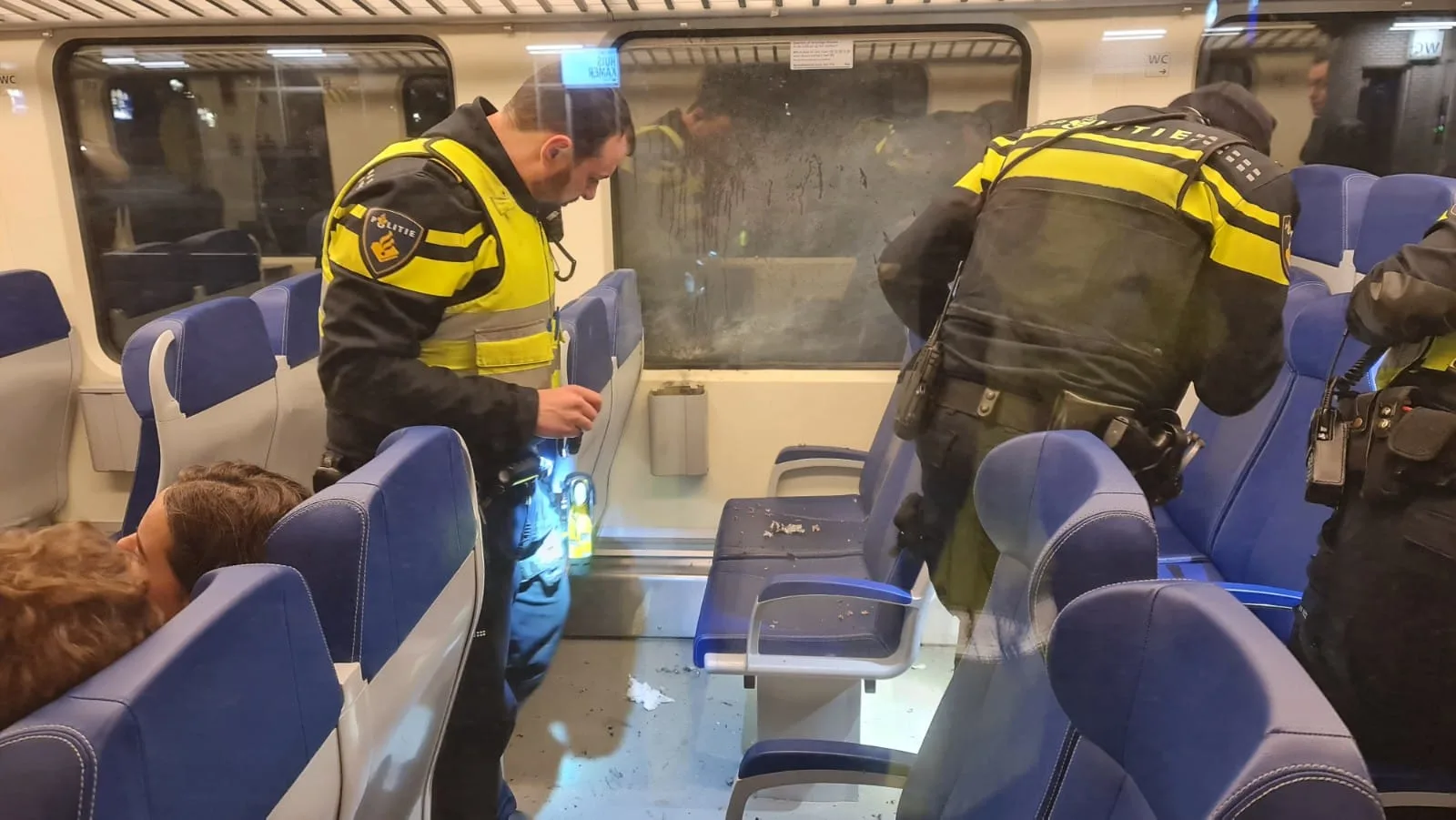 Zwaar vuurwerk ontploft in treincoupé, passagier raakt gewond