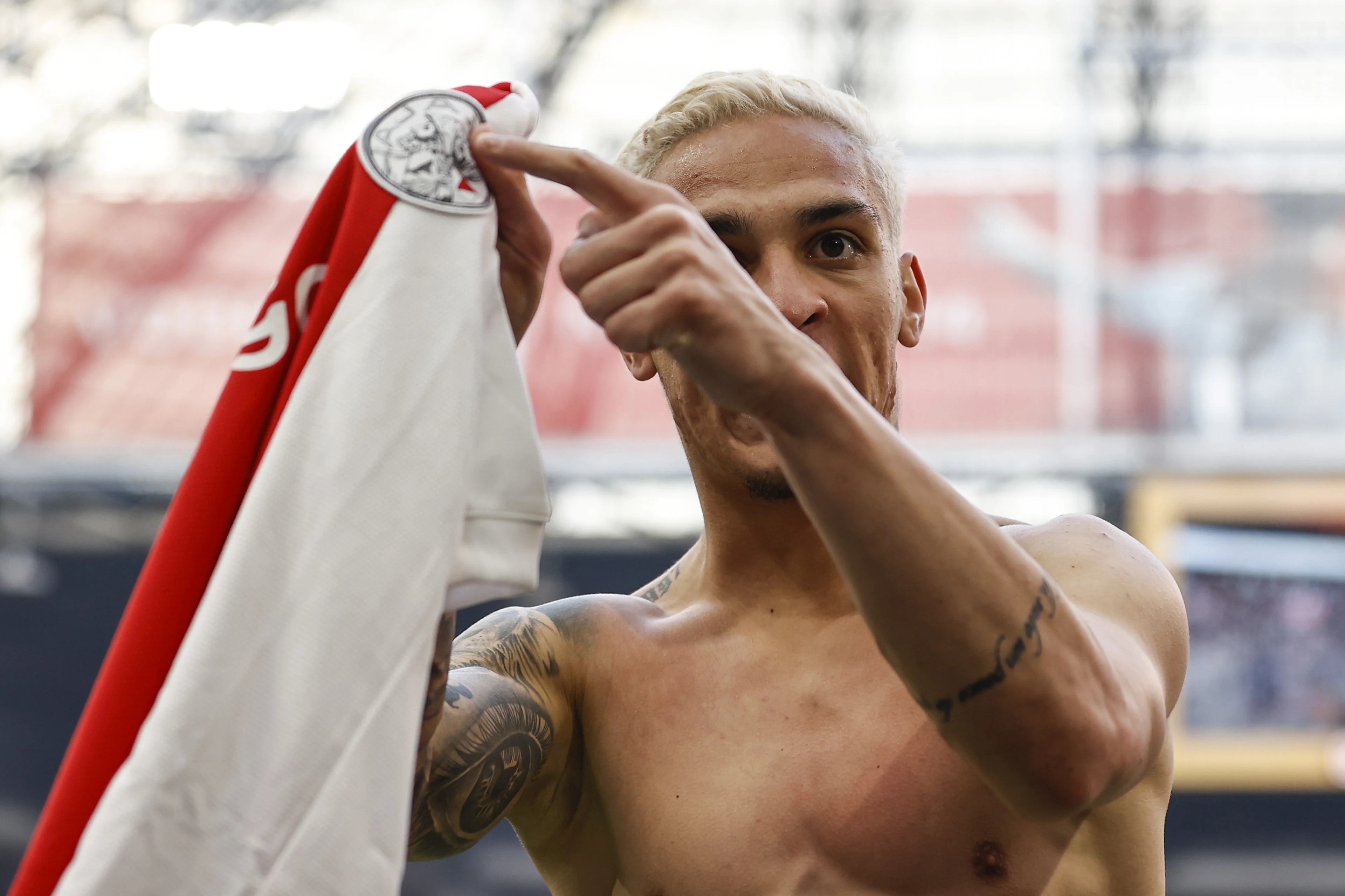 Dief heeft spijt en brengt shirt van Antony terug, Ajax veilt het voor goed doel