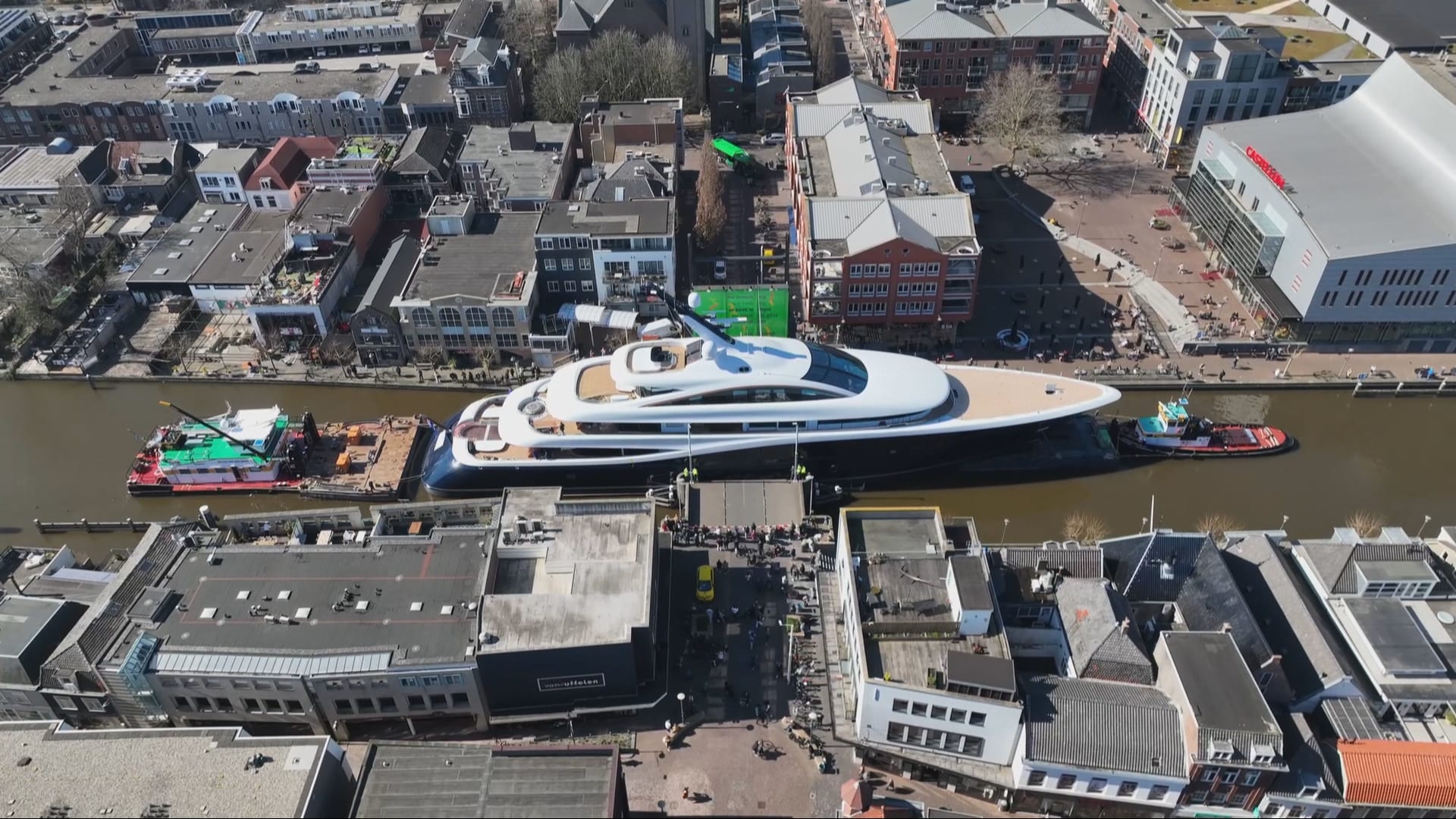 ZIEN: Megajacht 'van F1-baas' vaart door Alphen aan den Rijn en past maar nét