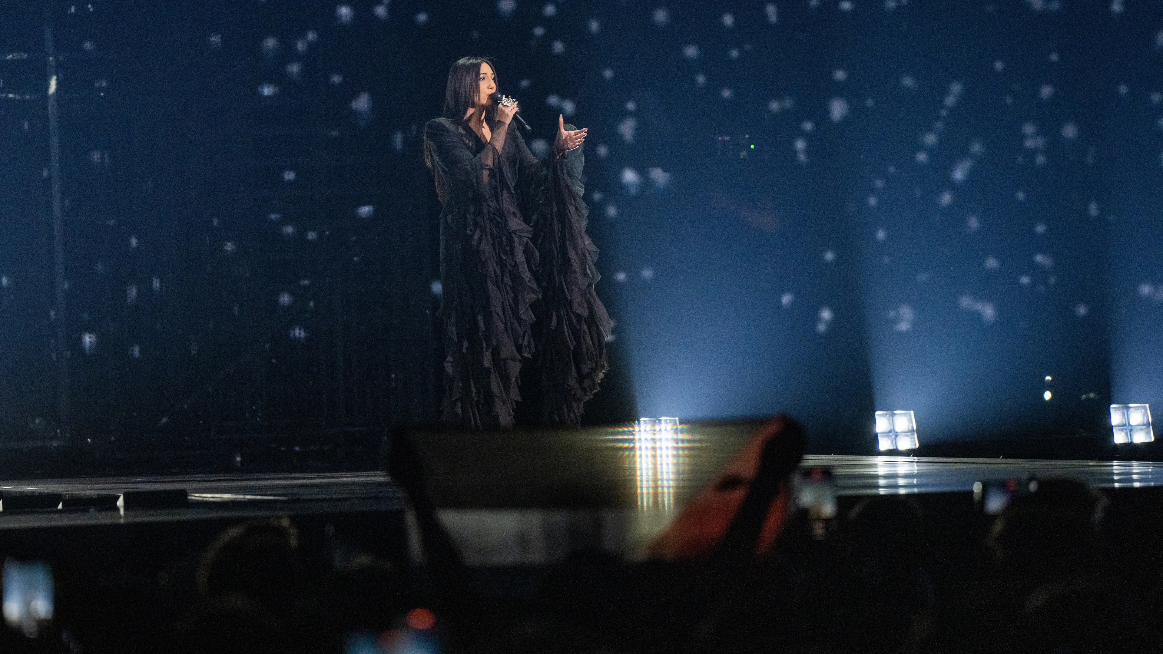Demonstranten probeerden podium op te rennen bij optreden Israël en gooien verf