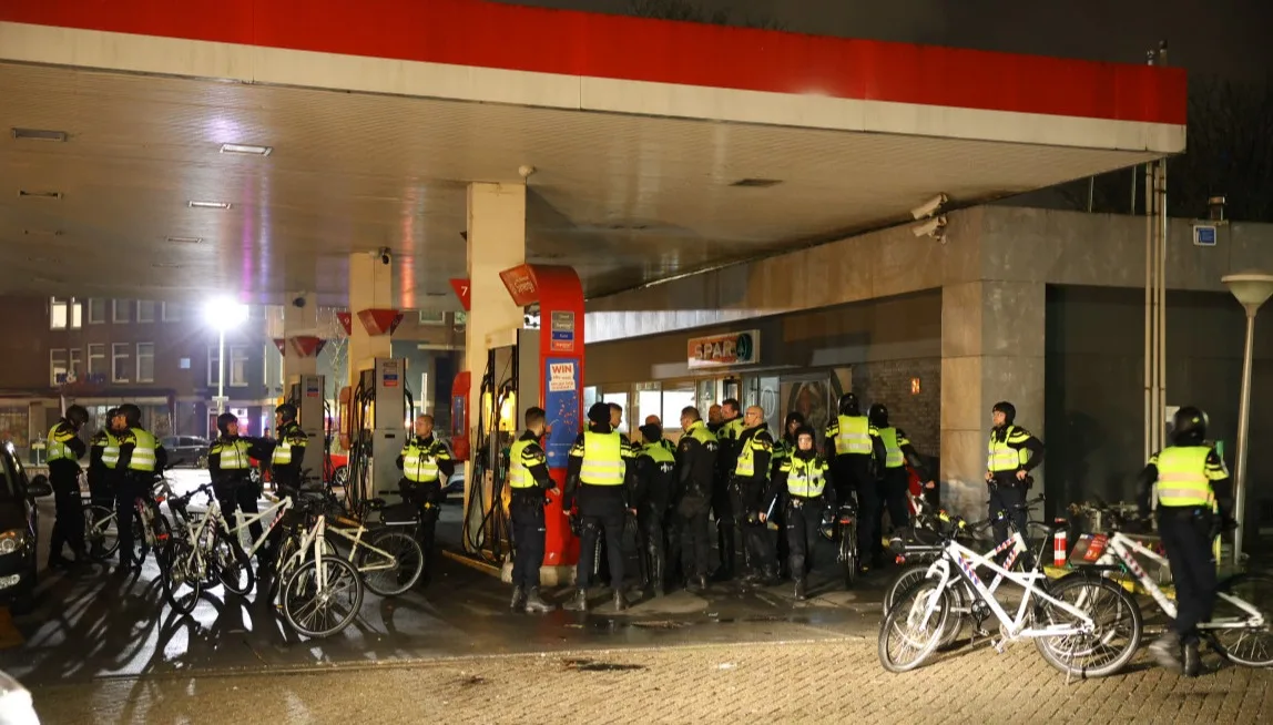 Onrust op meerdere plekken: politie bekogeld met vuurwerk, ME grijpt in 