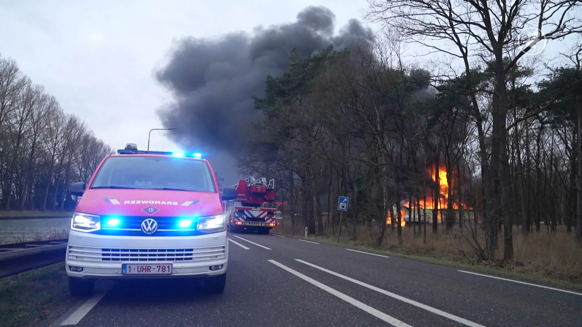 Grote brand in loods naast tankstation in Weert