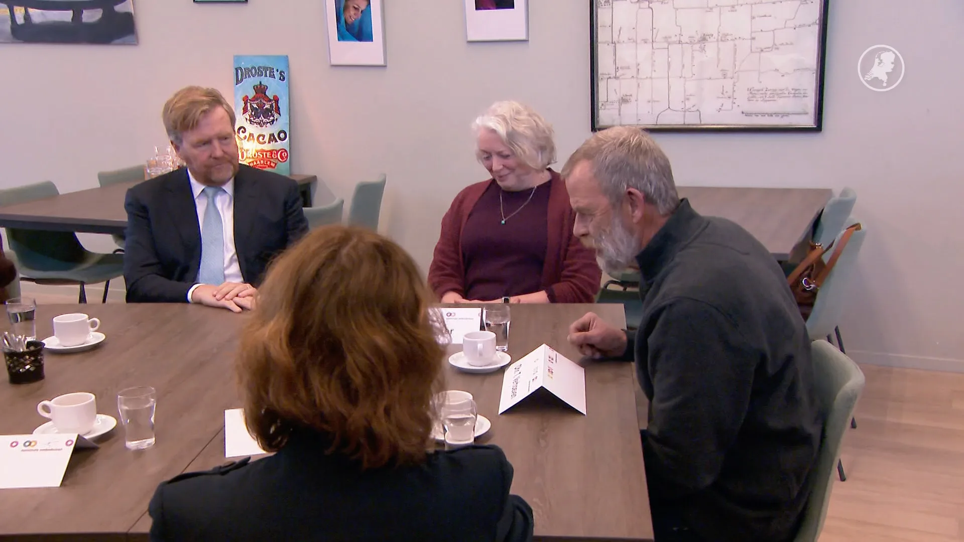 Koning in Zeerijp in gesprek met bewoners over aardbevingsschade