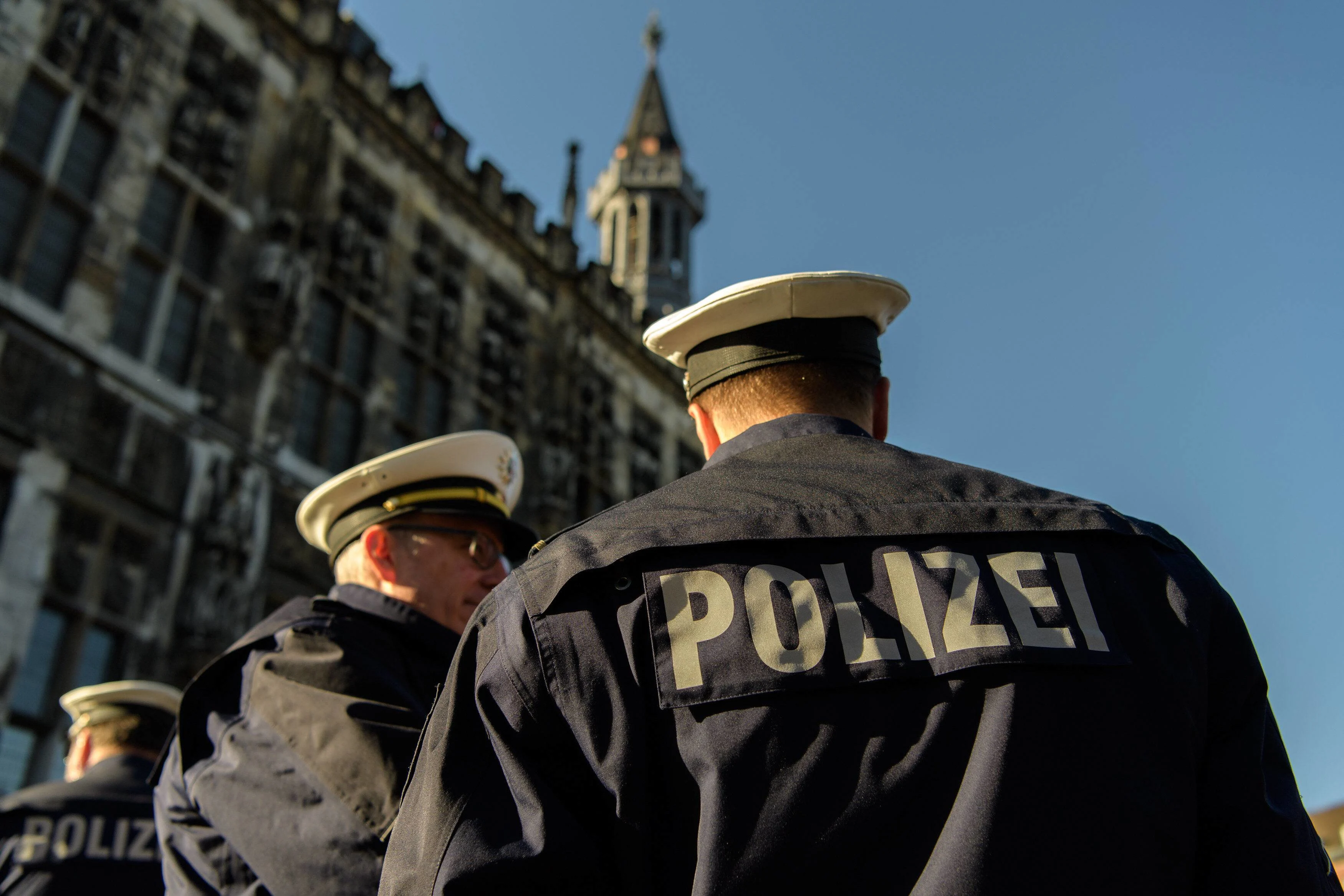Feyenoord-hooligans opgepakt bij rellen in binnenstad van Duisburg