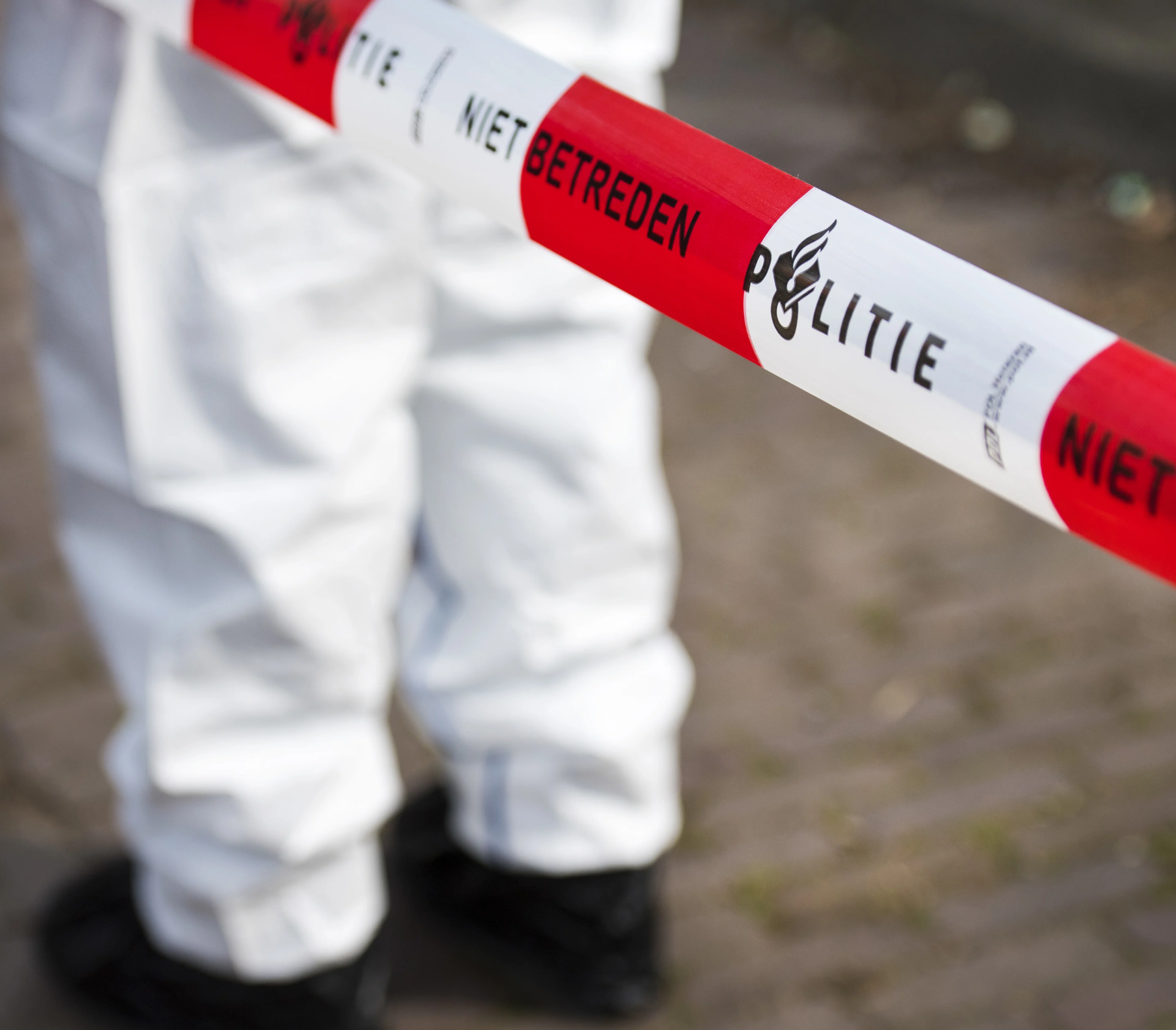 Vrouw zwaargewond door explosie bij voordeur, groepje jongeren rent lachend weg