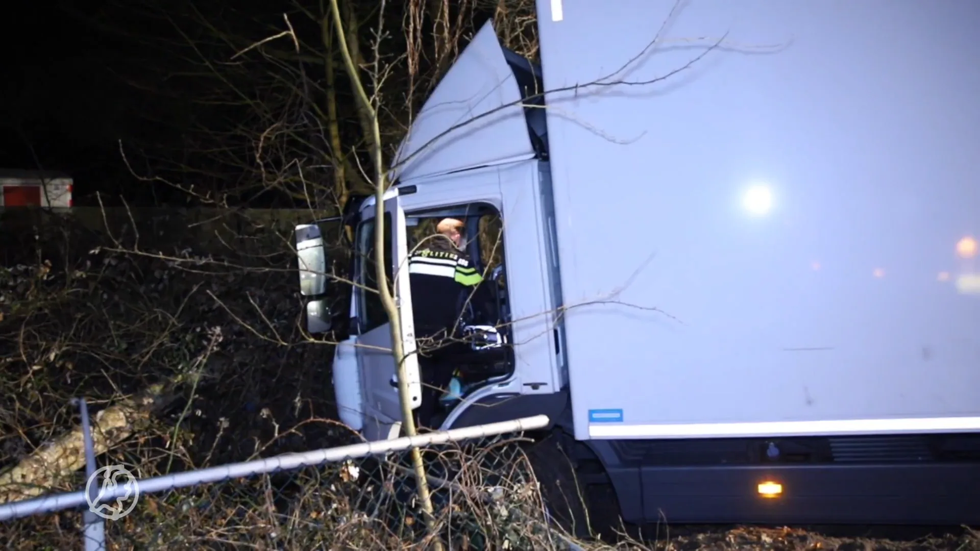 Vrouw zonder rijbewijs raakt van de weg met vrachtwagen