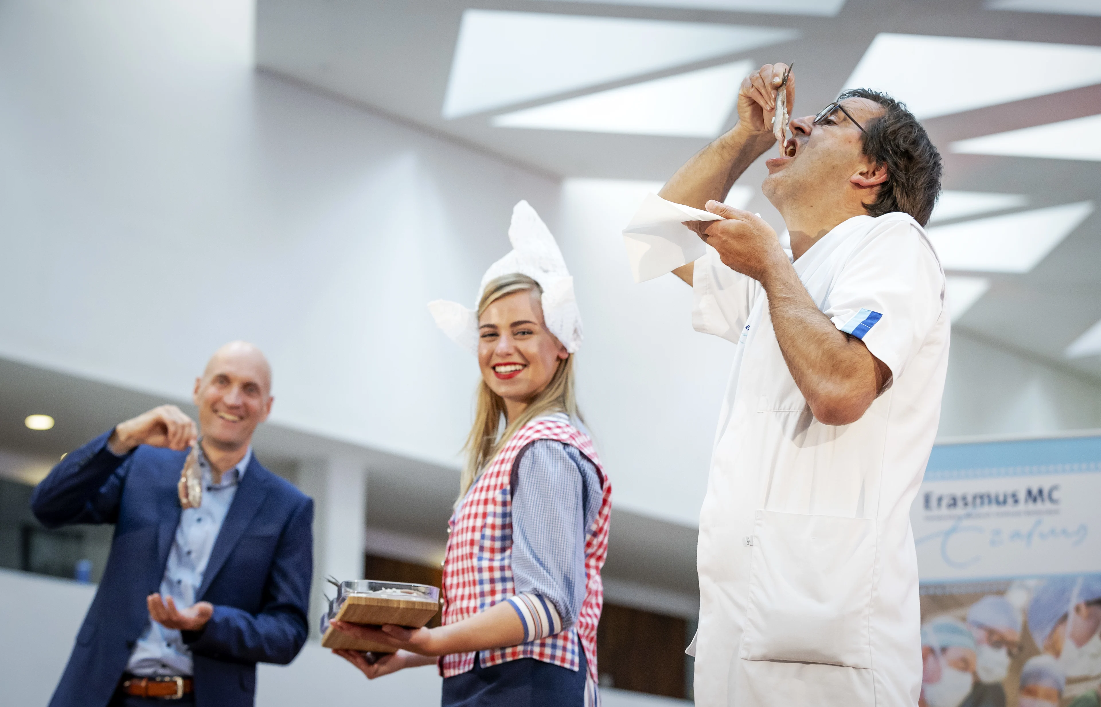 Eerste vaatje nieuwe haring in ontvangst genomen in Erasmus MC in Rotterdam