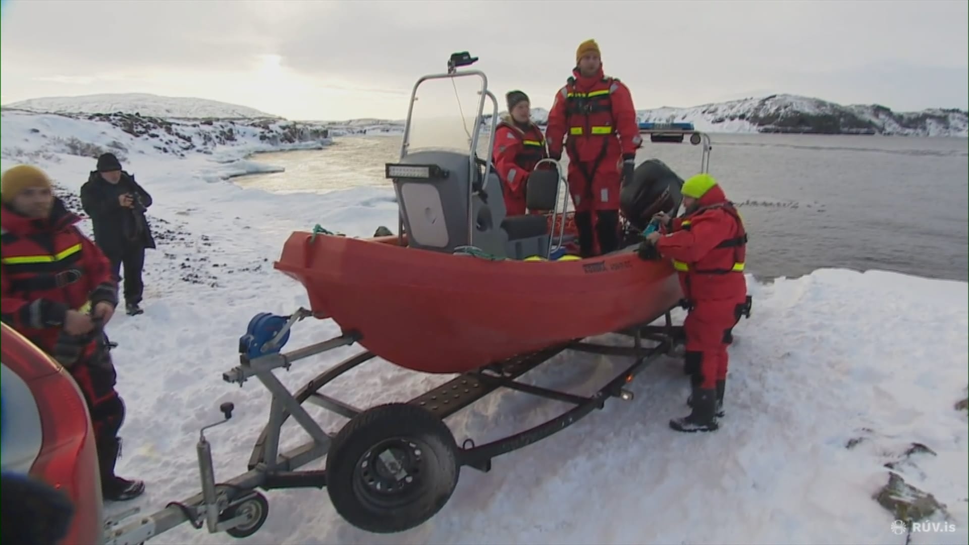 Massale zoekactie naar vermist vliegtuig met mogelijk Nederlander aan boord: 'Olievlek kan duiden op groot incident'