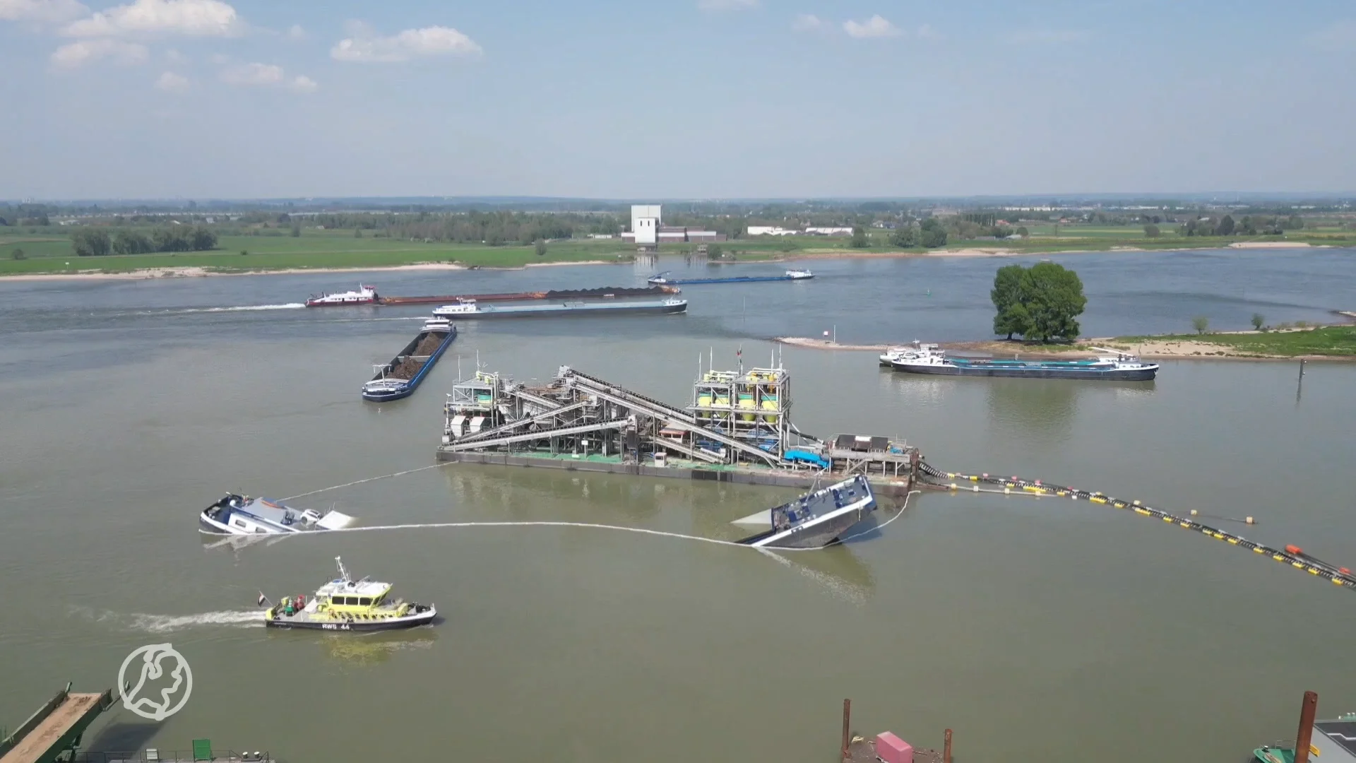 Schip breekt doormidden bij zandwinning op de Waal