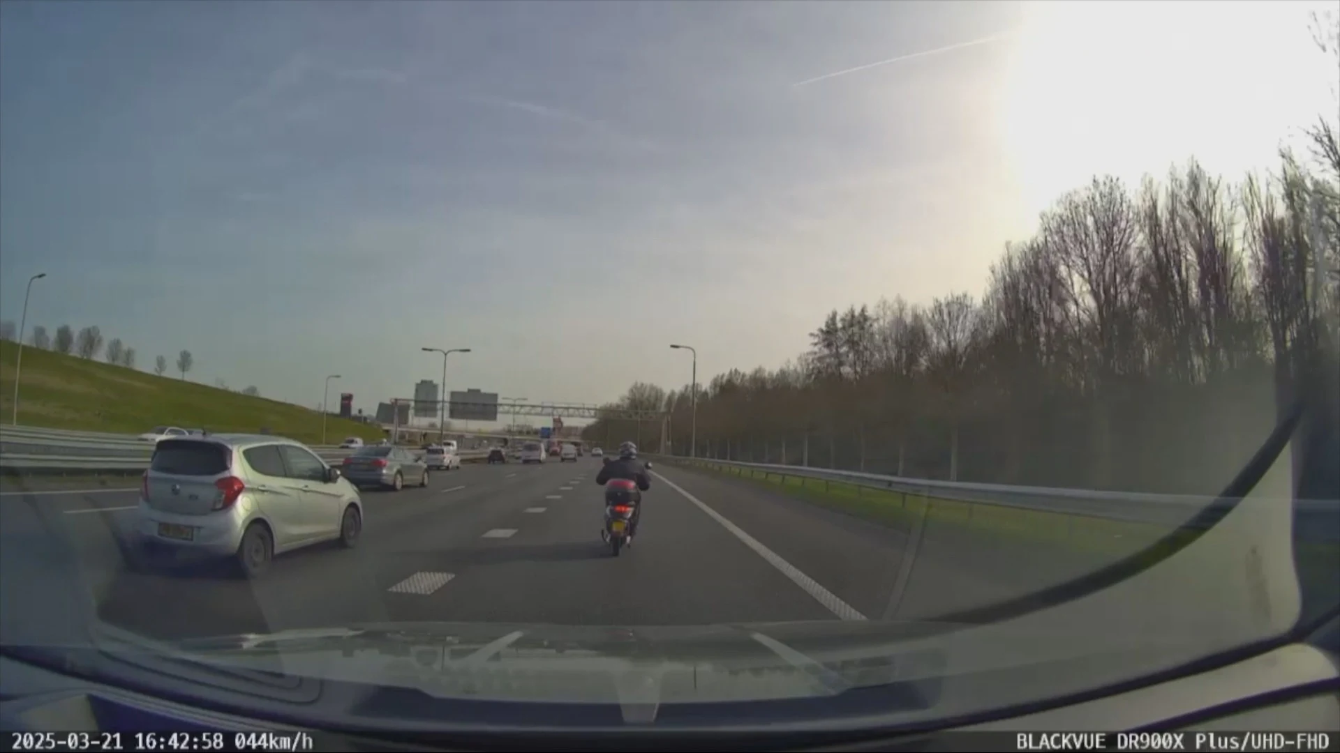 ZIEN: Scooter duikt met 50 km/u op tussen auto's op snelweg