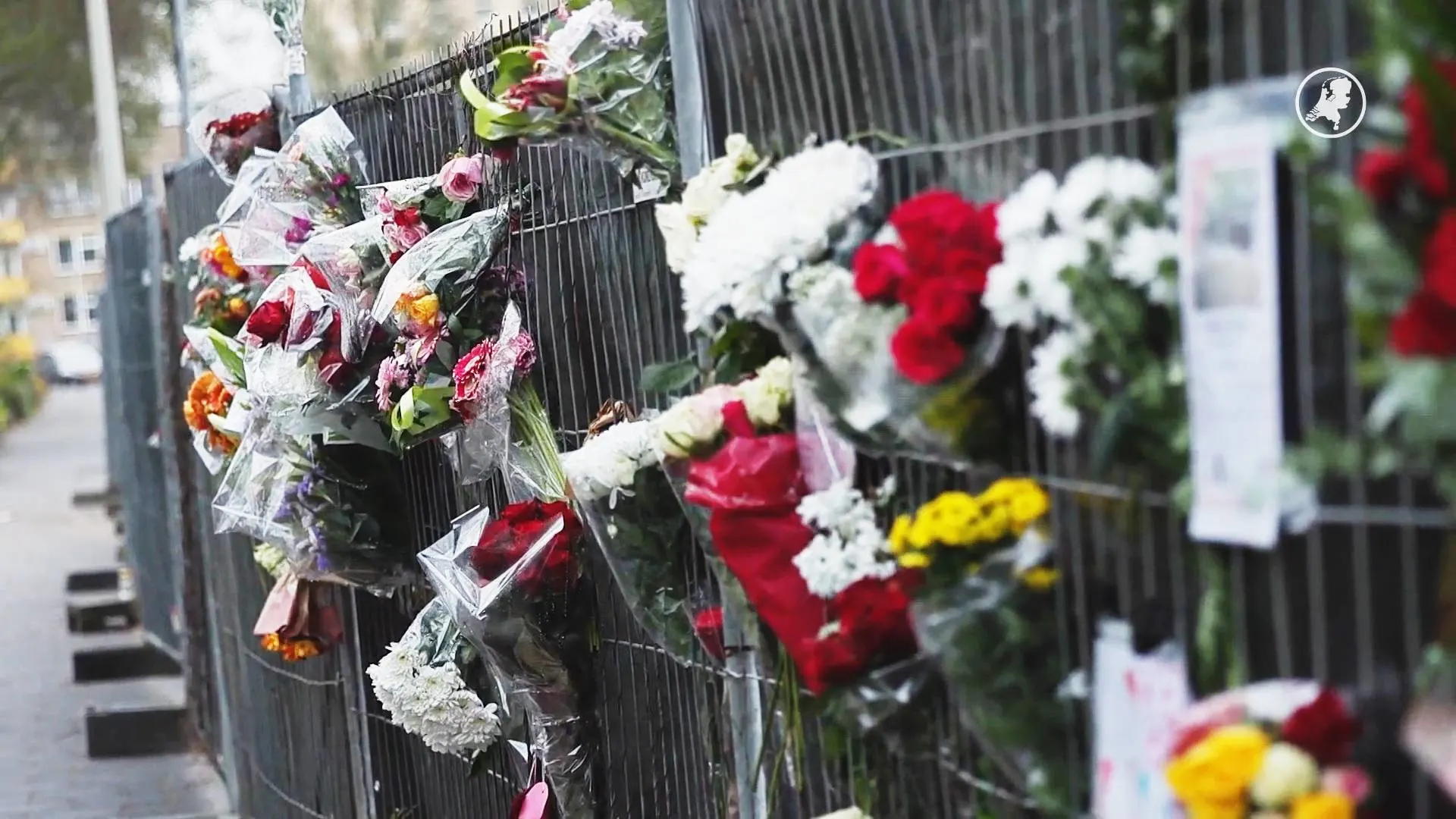 Steeds meer bloemen gebracht bij herdenkingsplek Tarwekamp