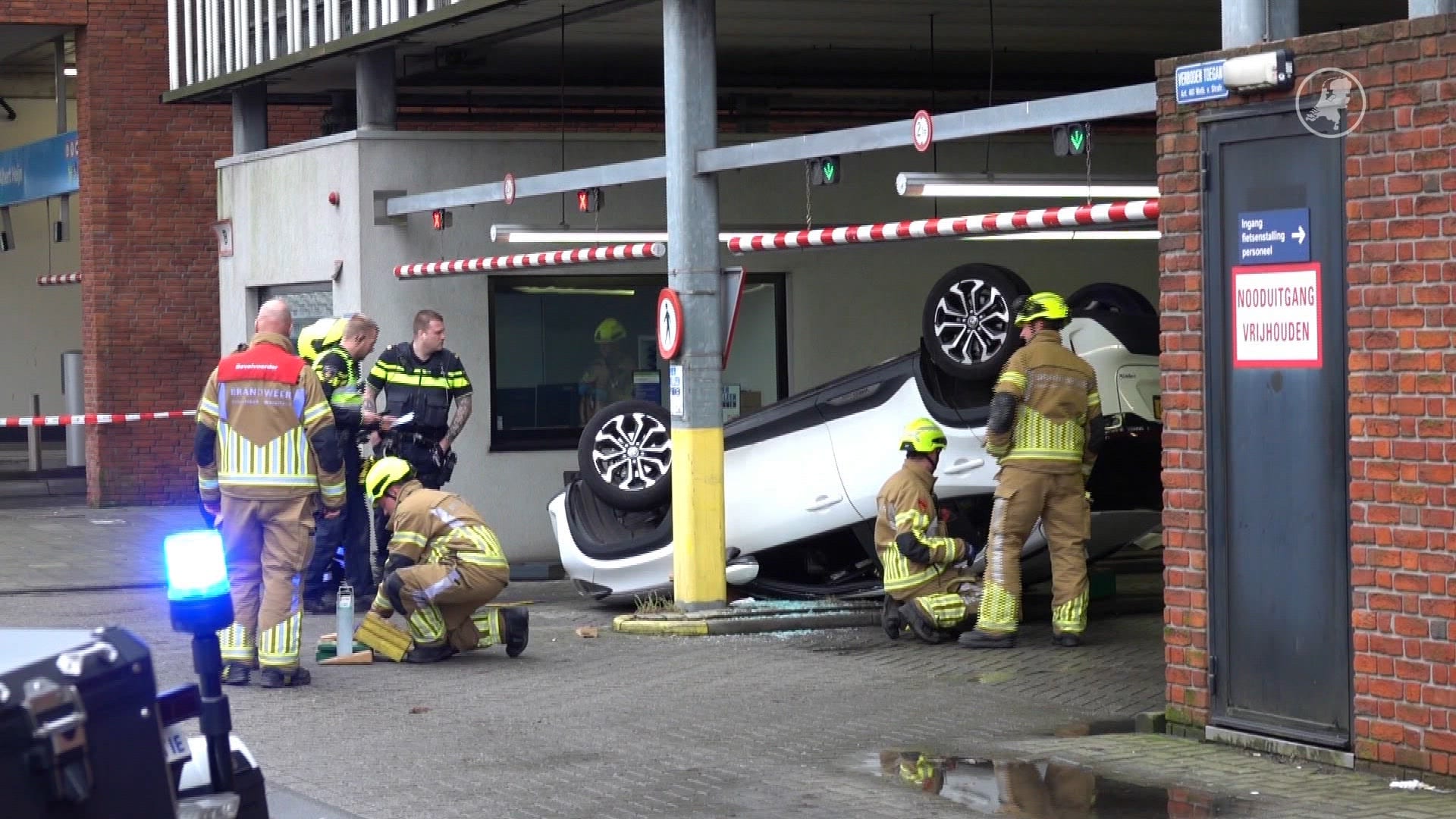 Auto op z'n dak bij parkeergarage ZMC Zaandam