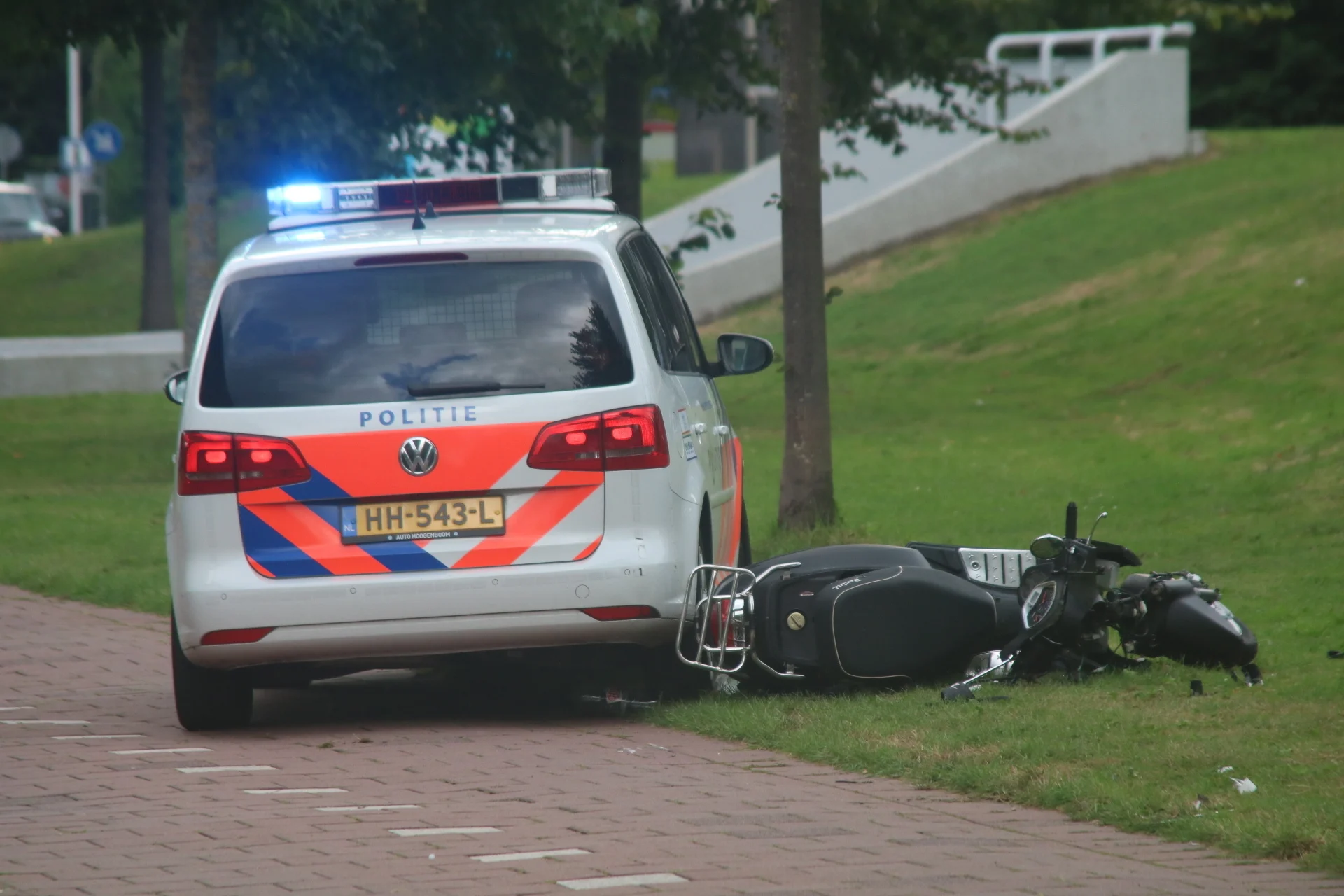 Scooterrijder (21) bewusteloos in berm Oud Gastel gevonden