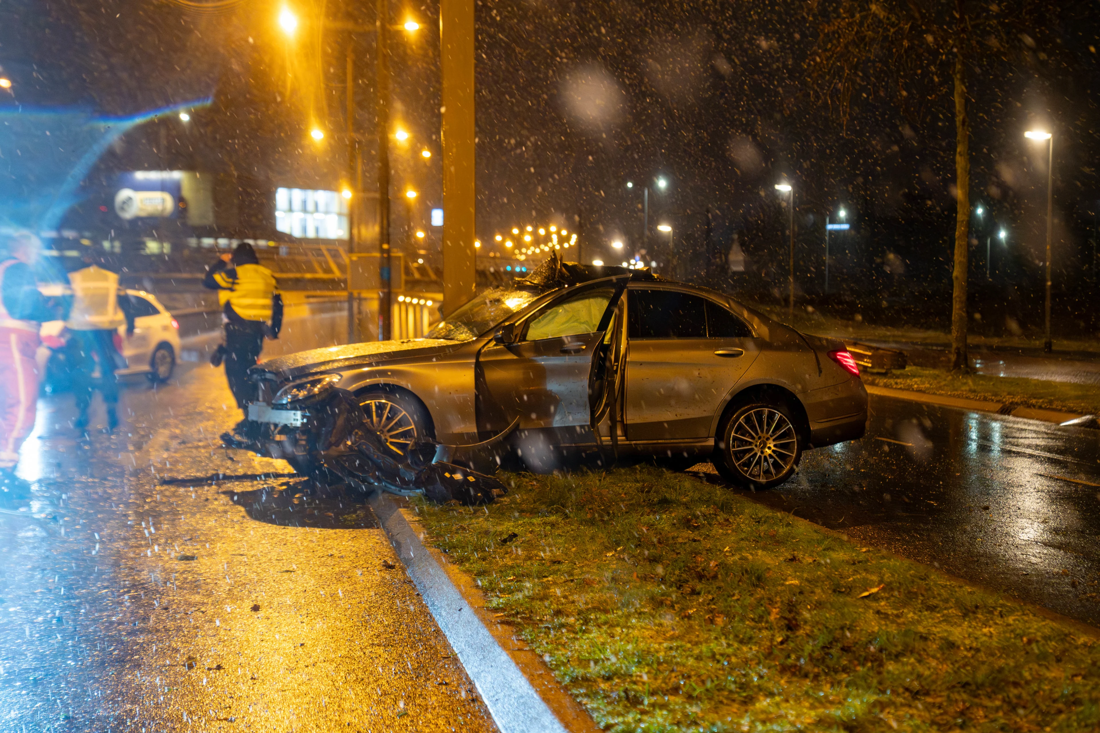 Meerdere ongelukken door gladheid: dode in Rotterdam na botsing tegen pilaar