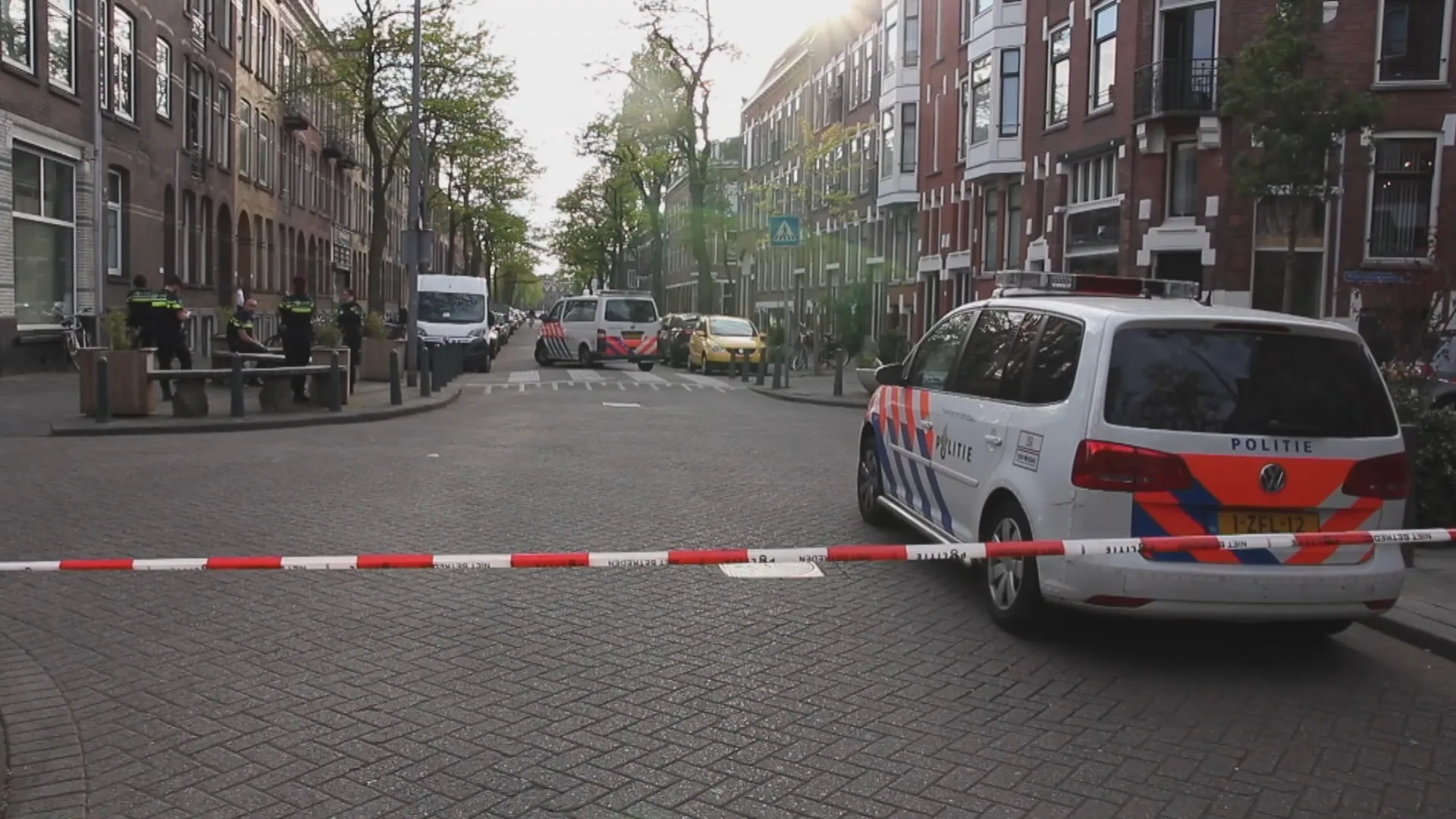 Bestuurster rijdt in op agent in Rotterdam, politieman schiet op auto