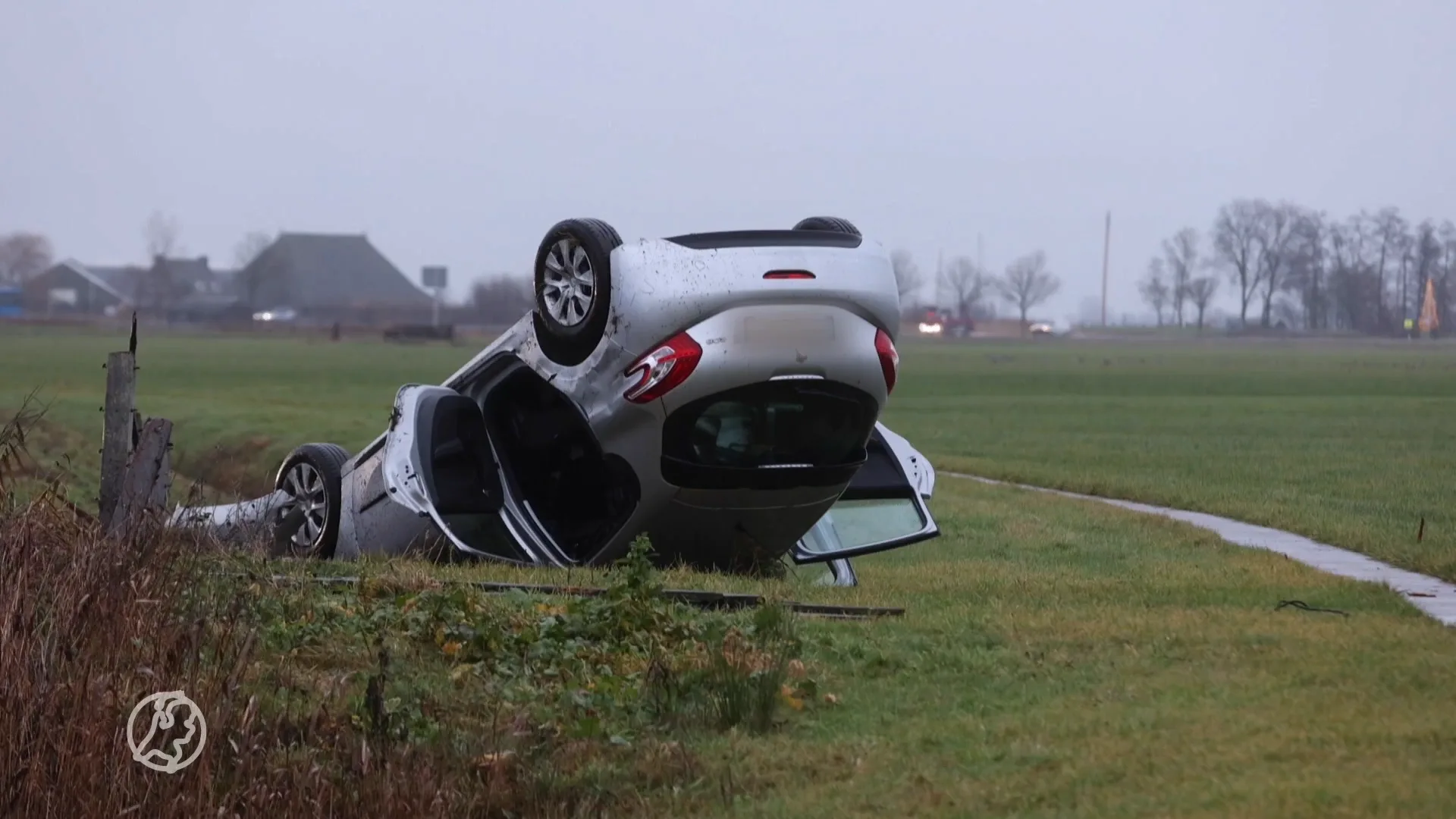 Twee gewonden naar ziekenhuis na ongeval op N928 in Friese Woudsend