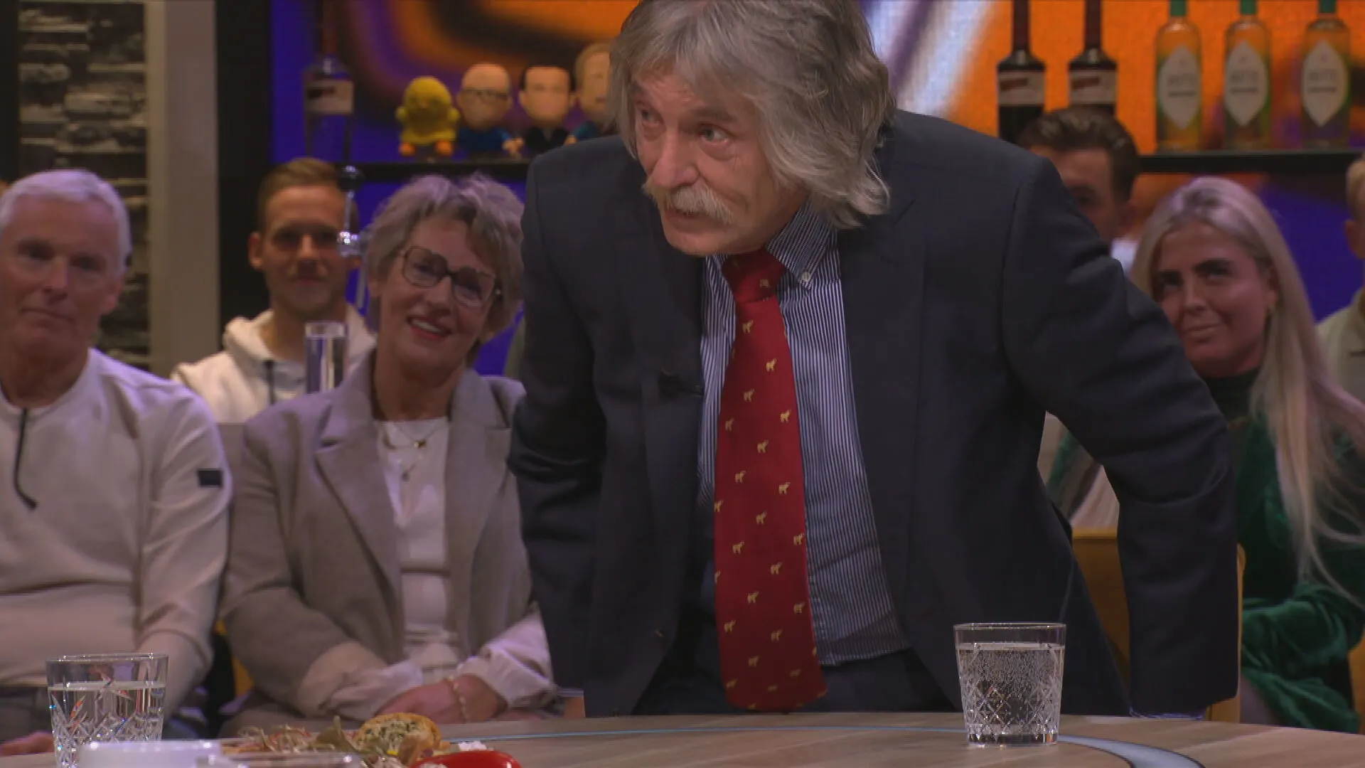 Johan Derksen loopt boos weg bij Vandaag Inside: 'Geweldige flapdrol'