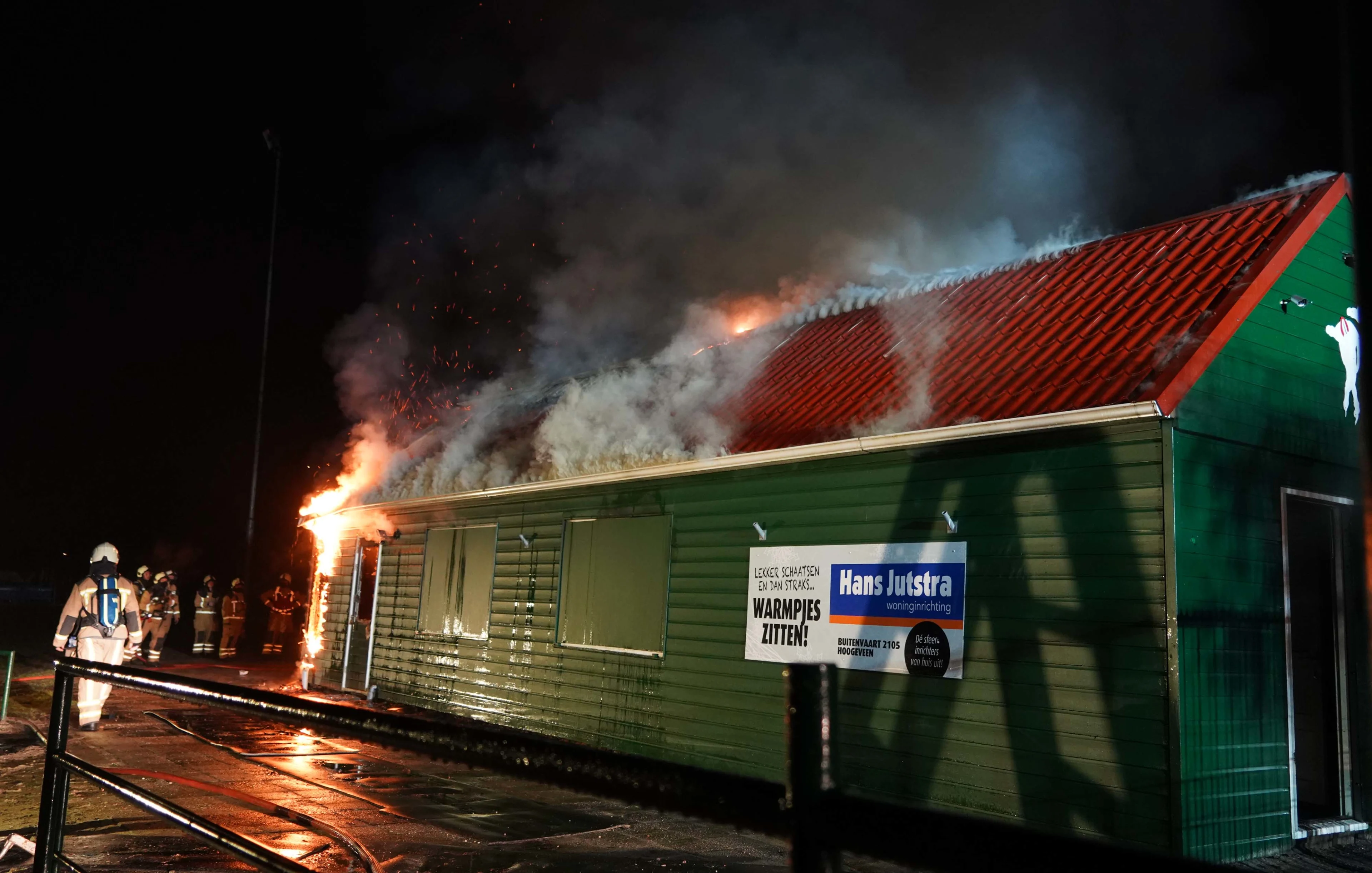 Auto's en ijsbaangebouw in Hoogeveen in brand gestoken
