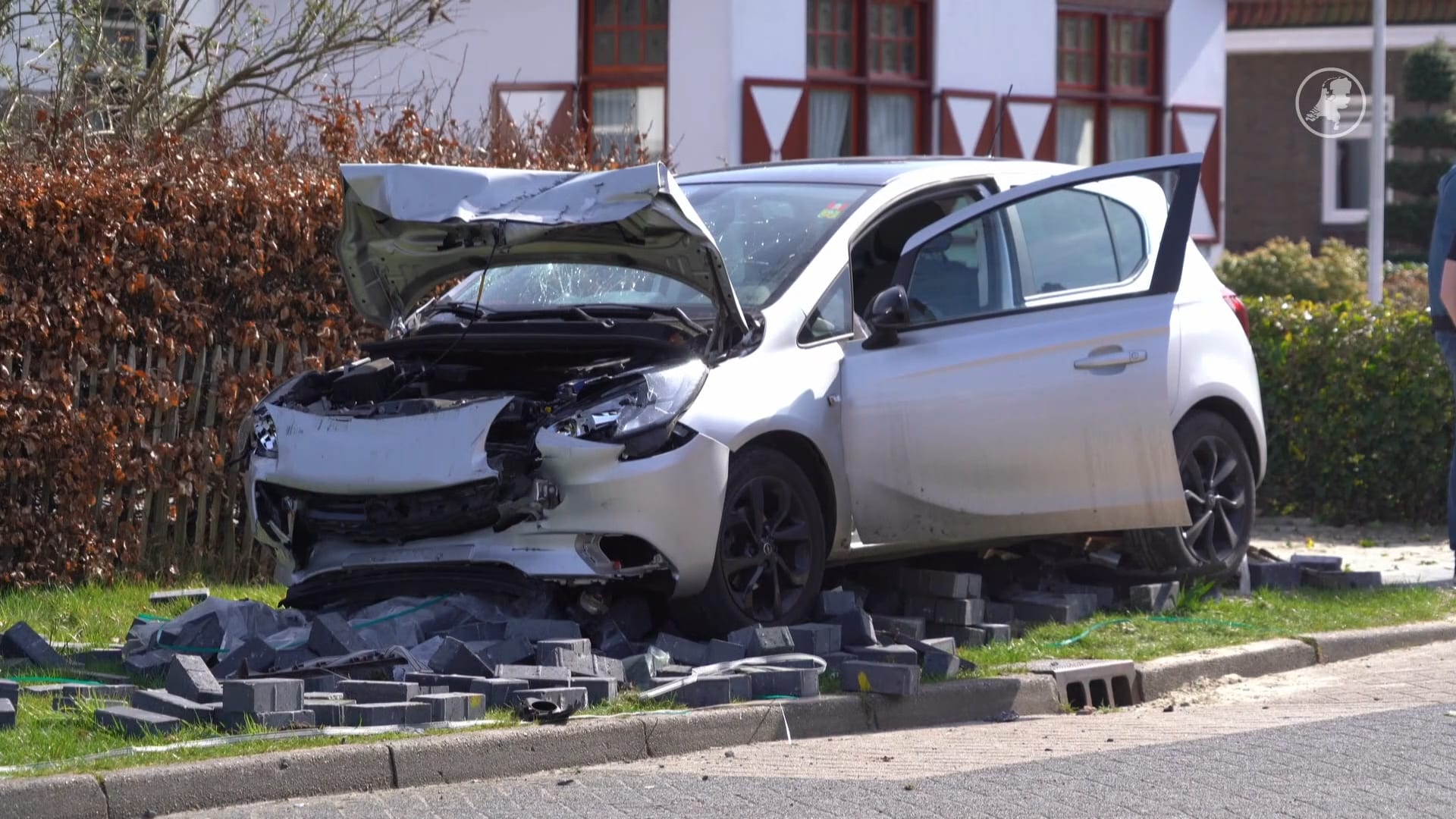 Auto knalt op stapel stenen in Gasselternijveen: bestuurder gewond