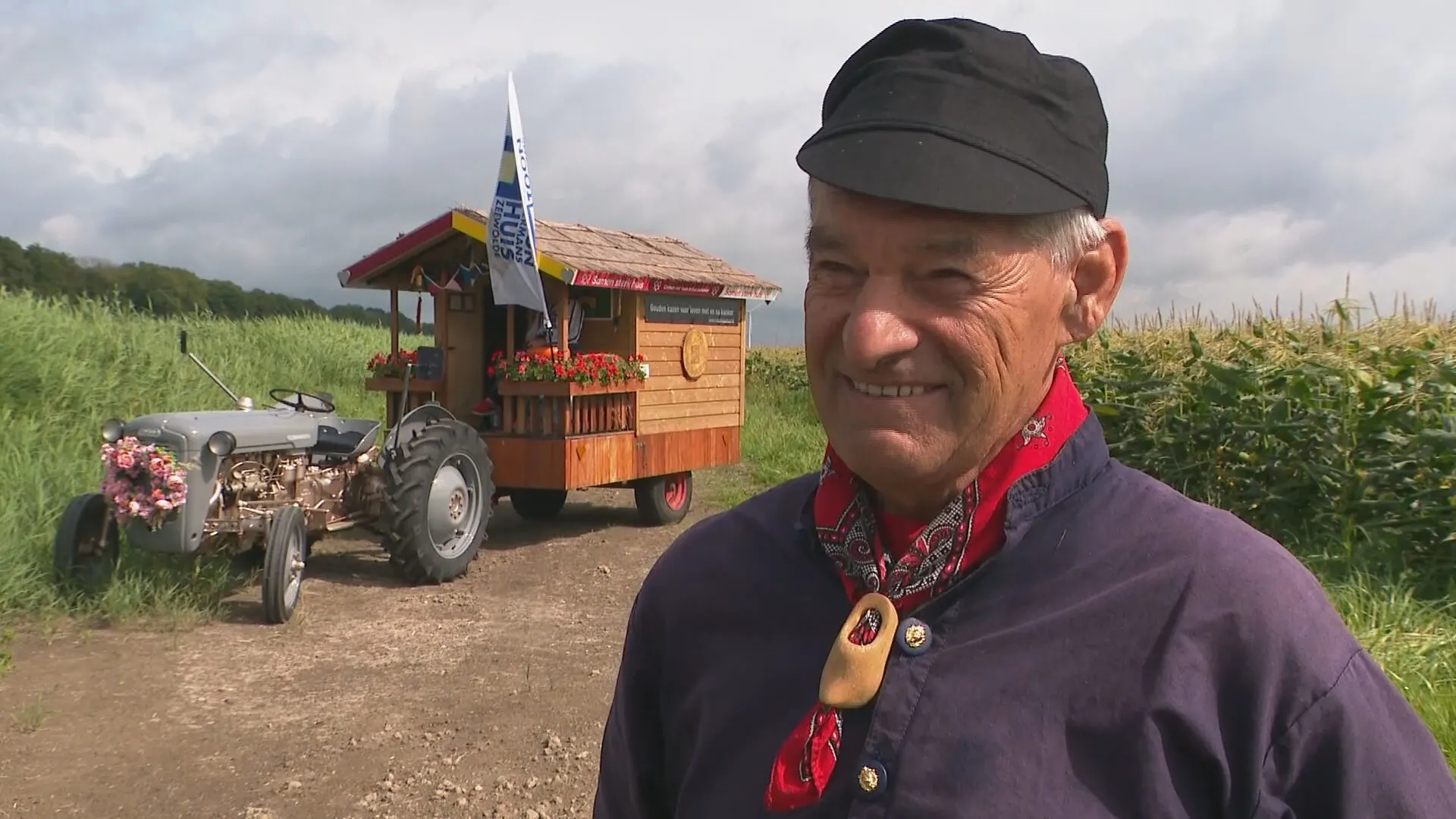 Met zijn antieke trekker zamelt kaasboer Rob geld in voor kankerpatiënten