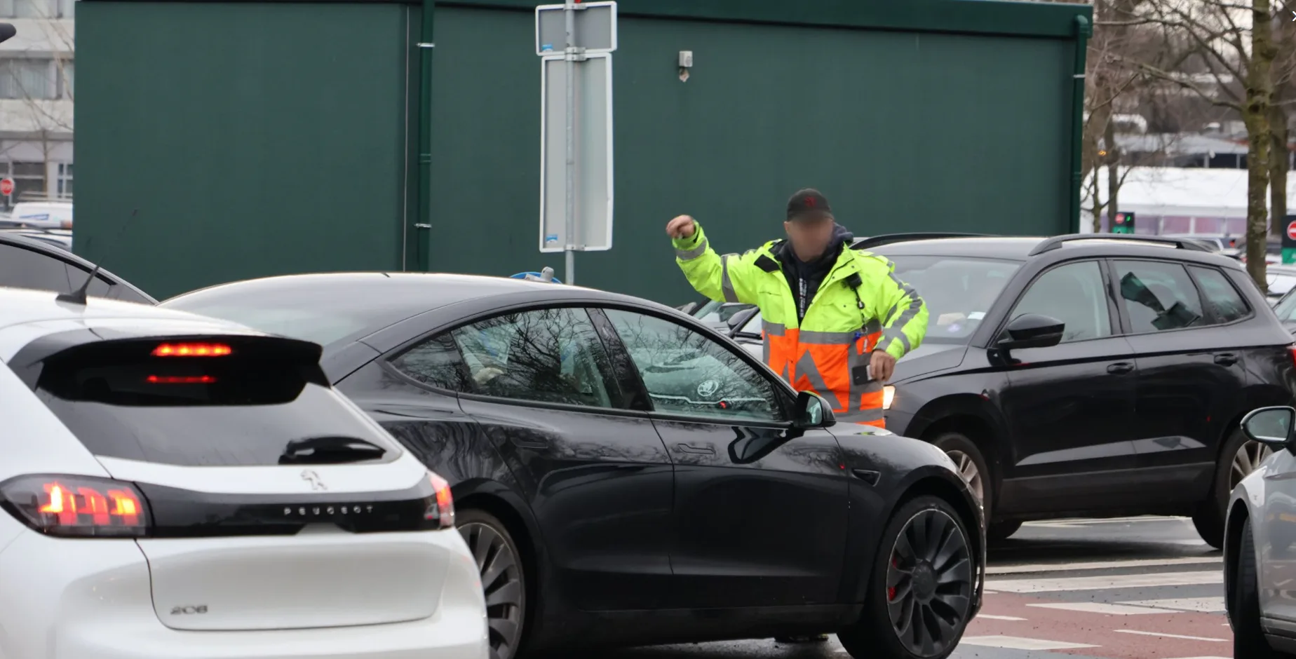 Verkeersregelaar mishandeld en aangereden bij Mall of the Netherlands