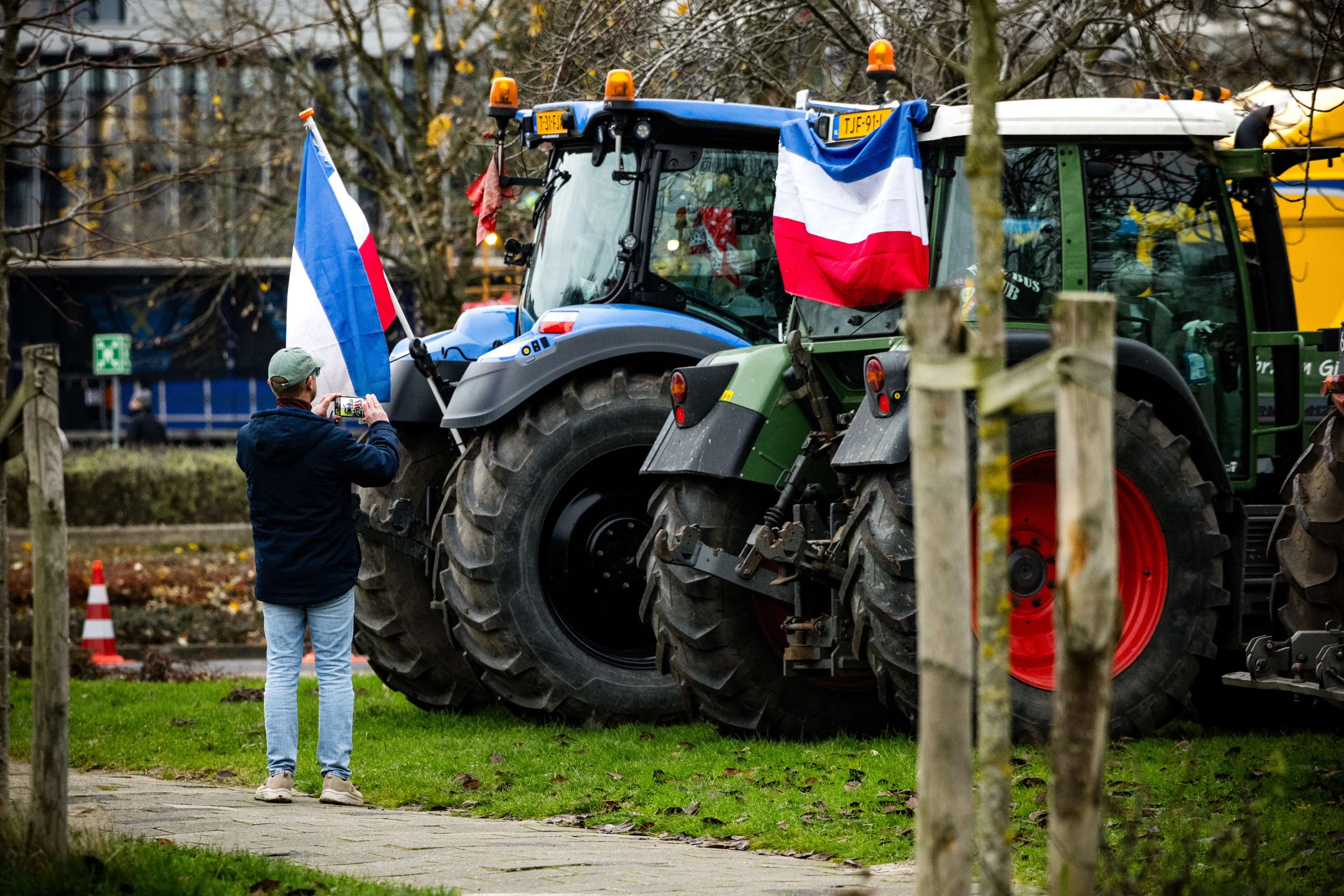 Tientallen tot ruim honderd boeren en trekkers bij provinciehuis in Den Bosch