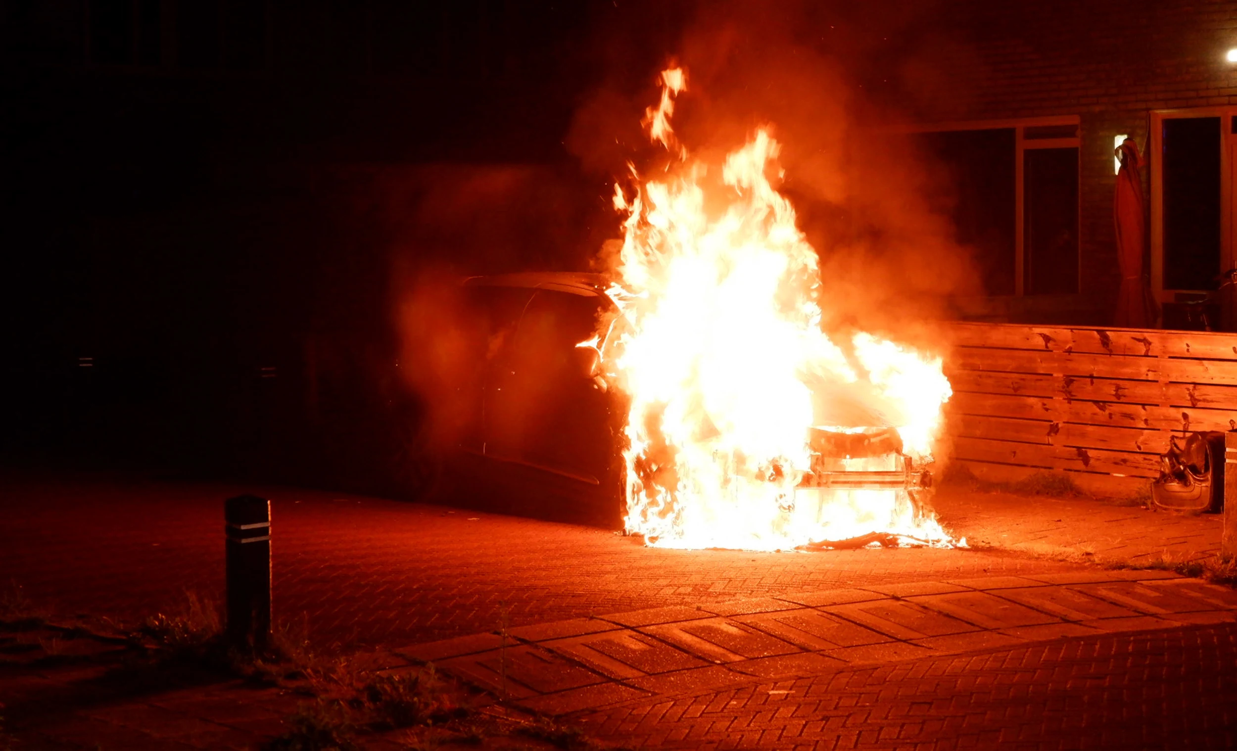Auto in Coevorden gaat in vlammen op