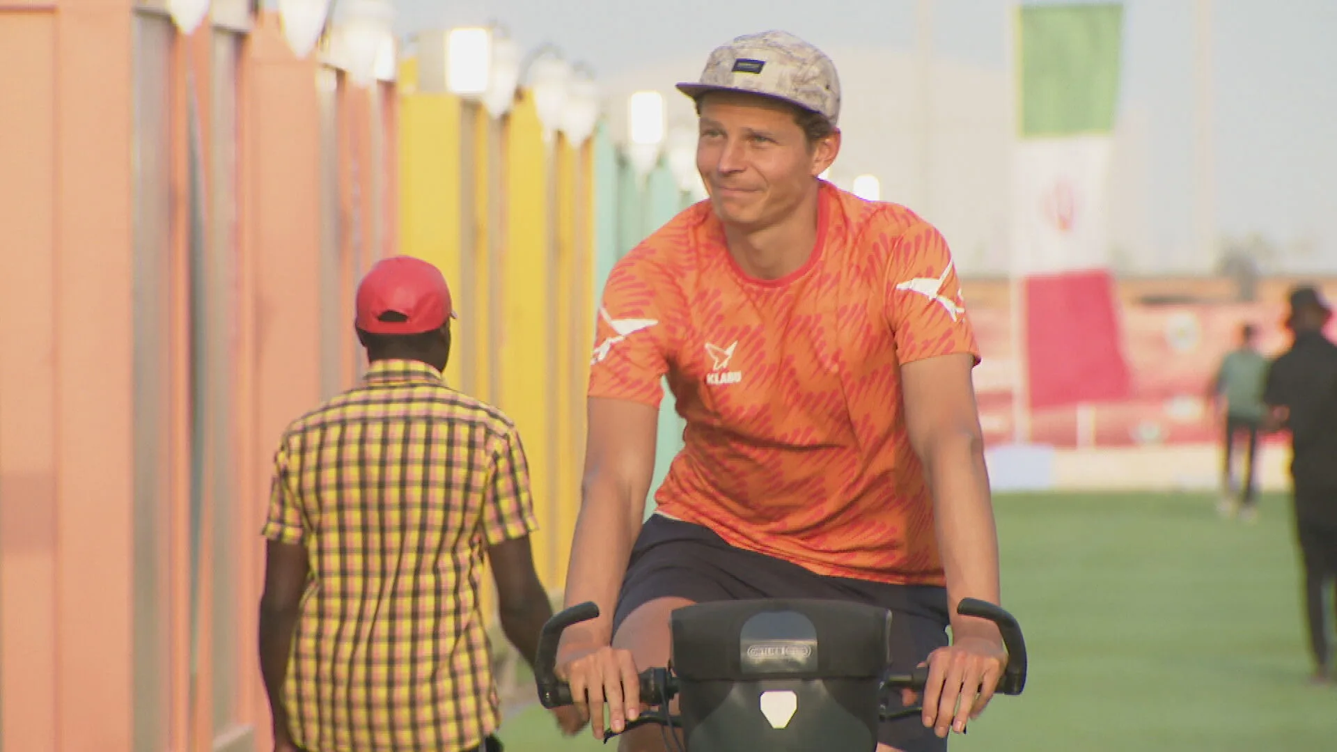 Oranjefan fietst van Amsterdam naar Qatar: 'Ik ben net op tijd voor de eerste wedstrijd'
